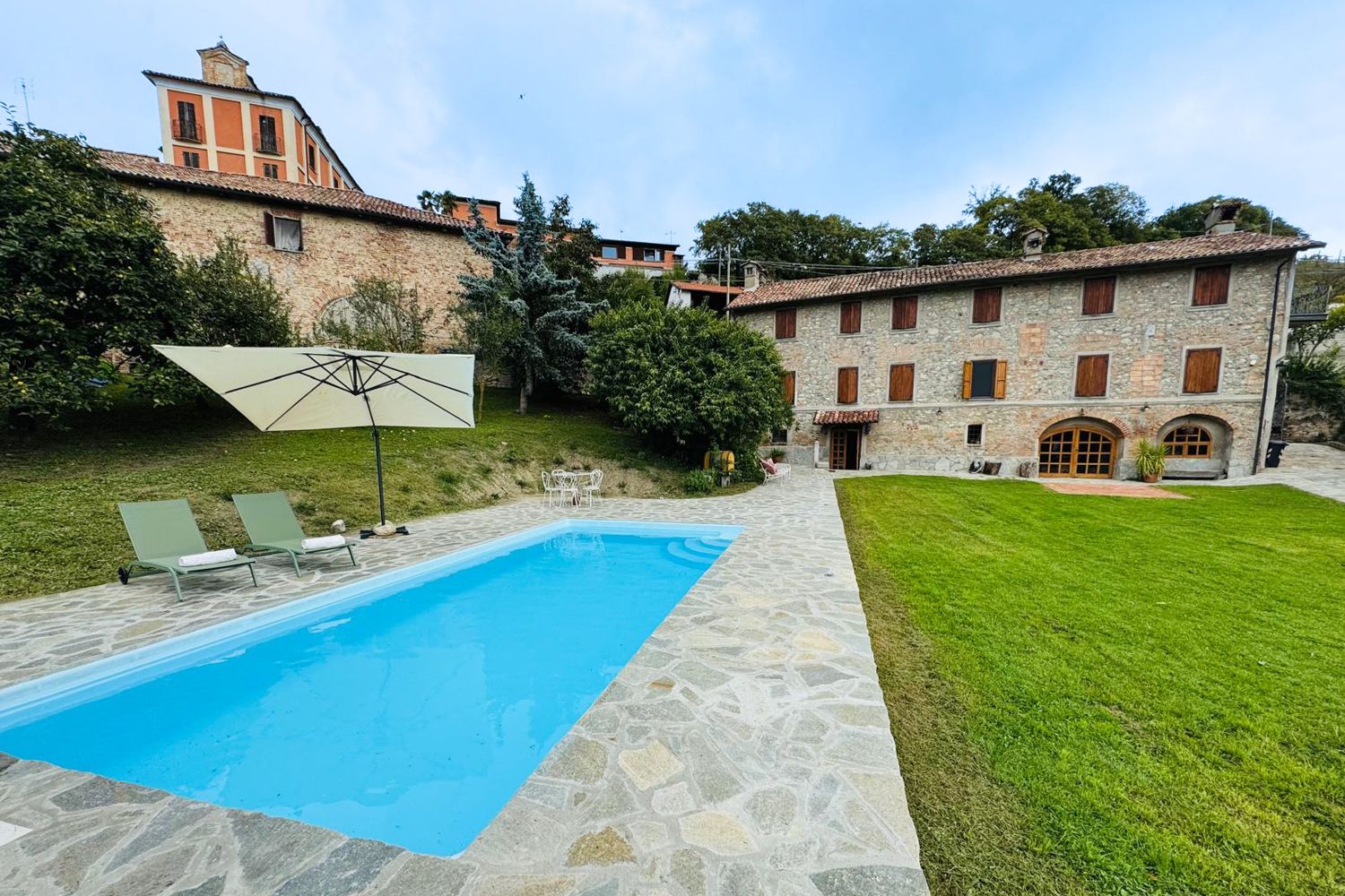 Villa Nebbia Castagnone Ponzano: 3-Bedroom Villa with Private Pool, Spa & Vineyard Views in P