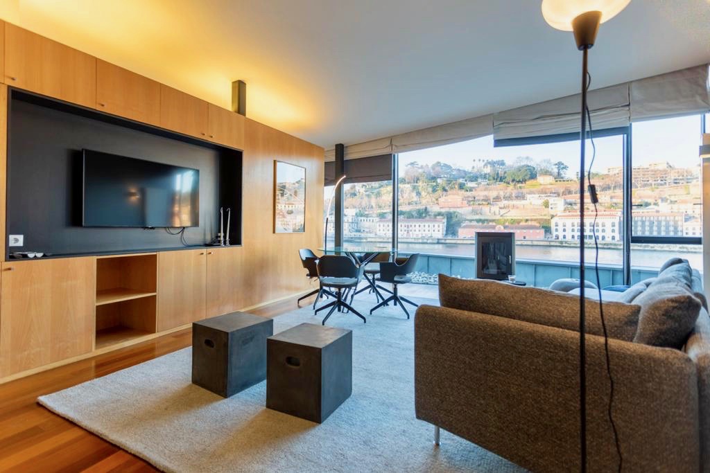 Villa Nortada Azulejo Miragaia Porto: Luxury 1-Bedroom Apartment with Hot Tub and Sea View, Porto Miragaia