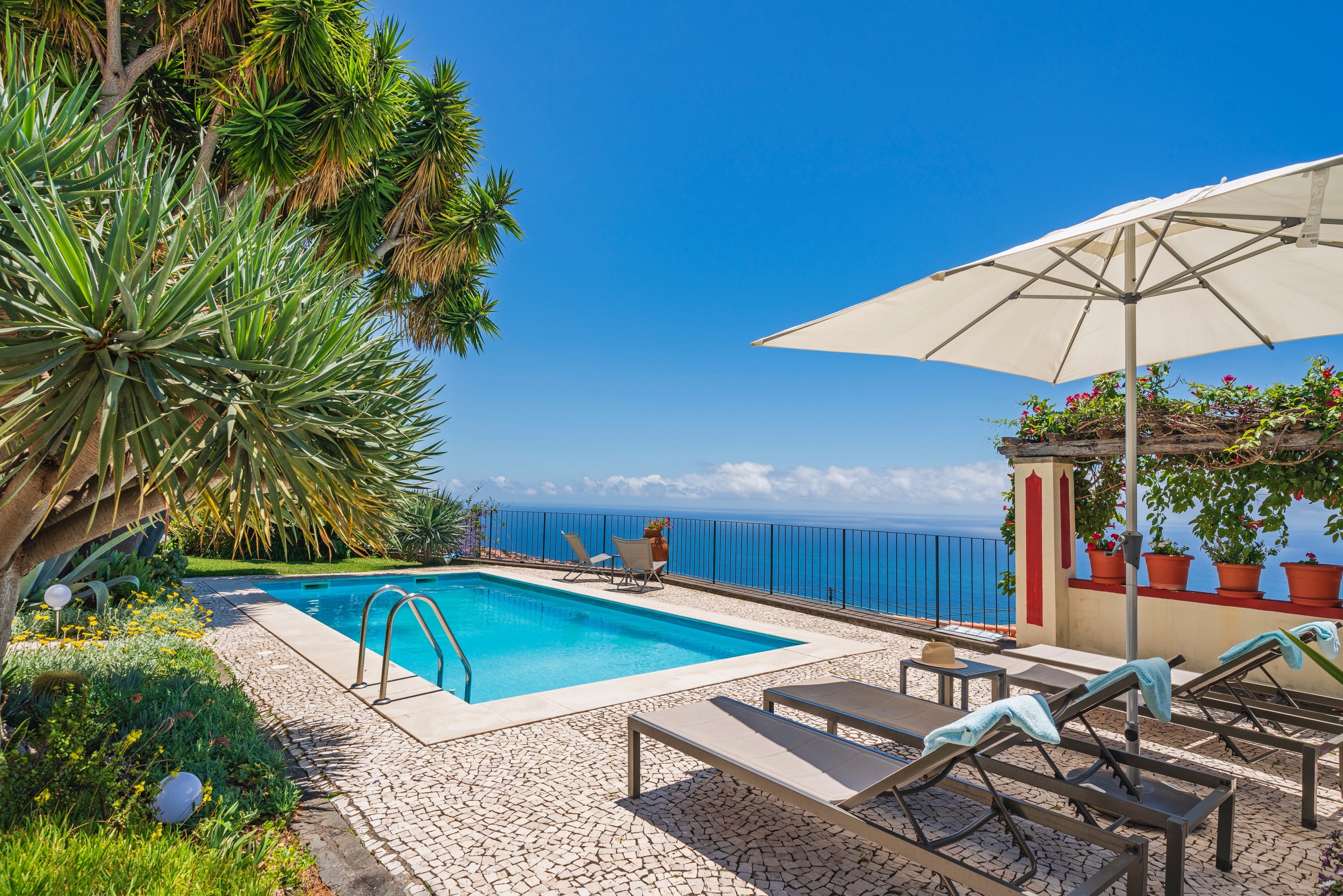 Villa Nortada Oleandro Santa Clara Funchal: Luxury 4-Bedroom Villa with Private Pool and Sea Views, Funchal