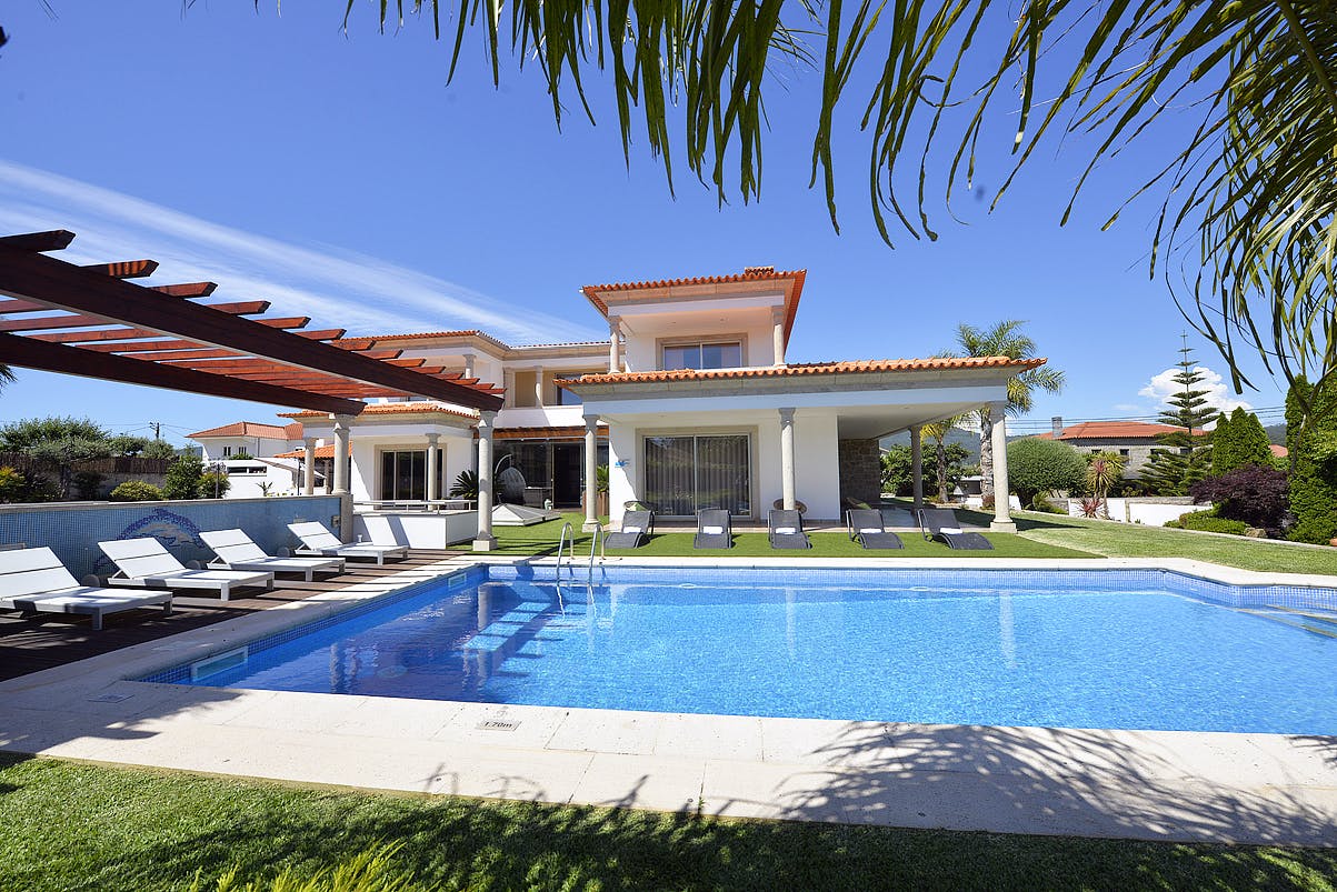 Villa Nortada Santa Luzia Viana: Luxury 4-Bedroom Villa with Private Pool and Tennis Court, Viana do Castelo