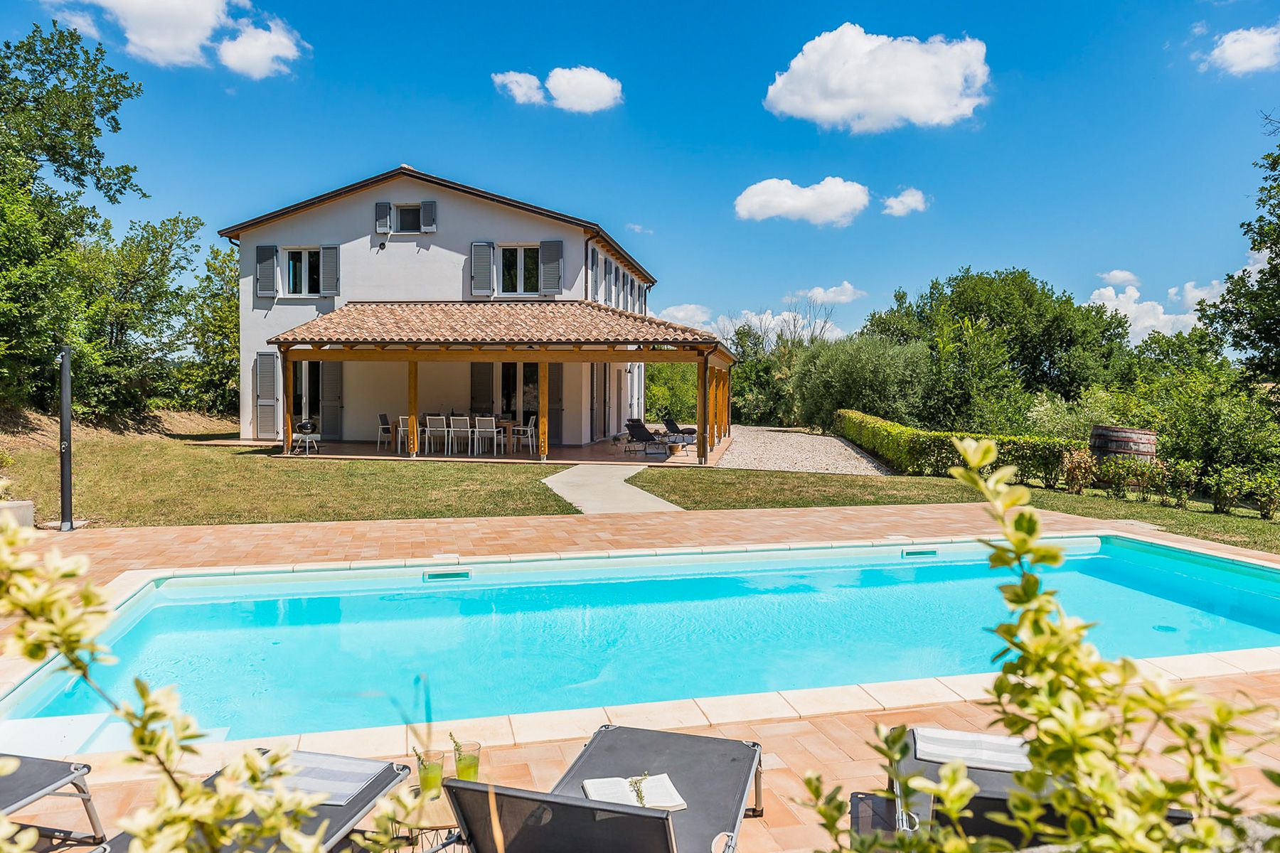 Villa Orchidea Amandola Sibillini: 8-Bedroom Countryside Estate with Private Pool & Spa in Le M