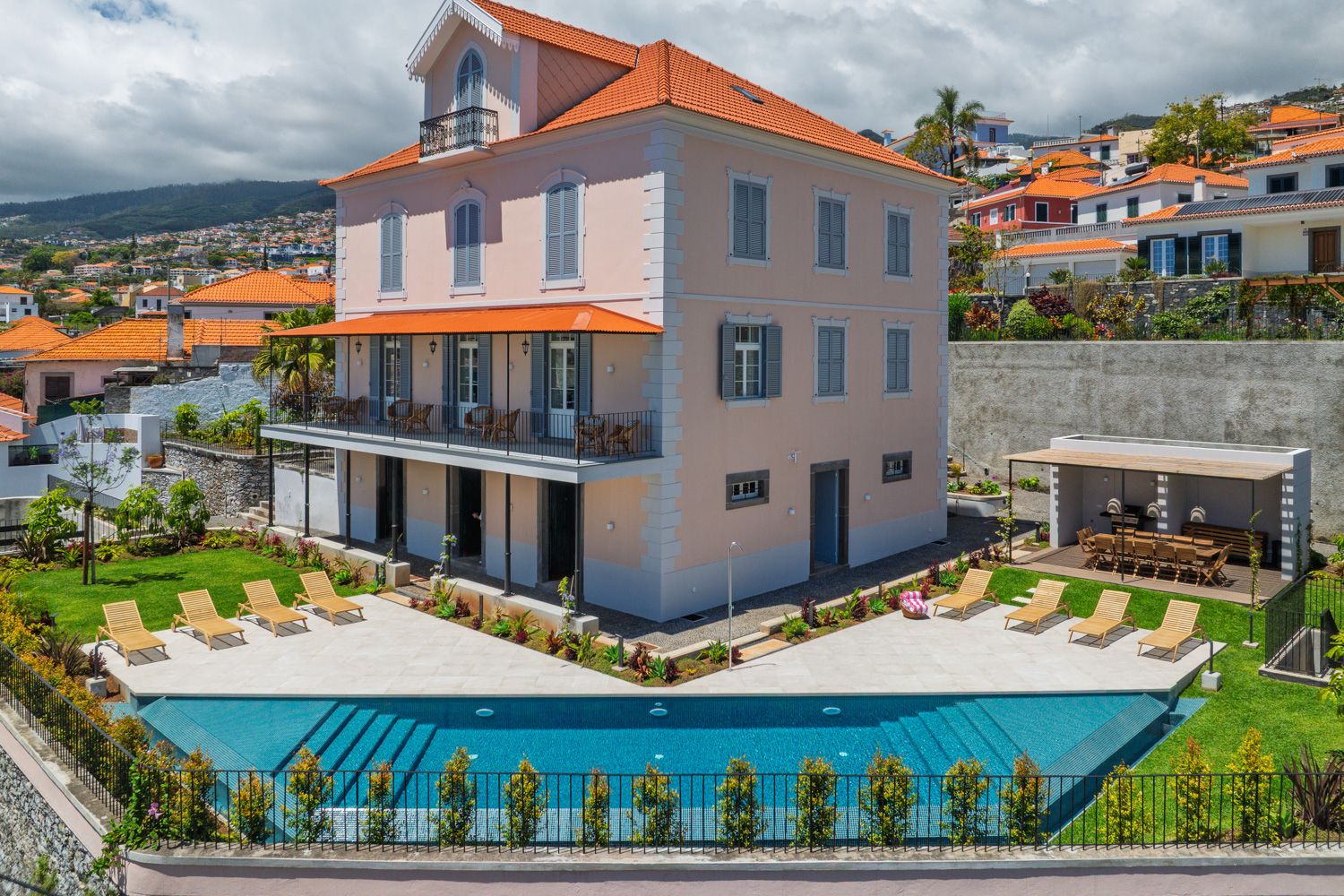 Villa Pérola Barreiros Funchal: 7-Bedroom Historic Mansion with Heated Pool and Ocean Views
