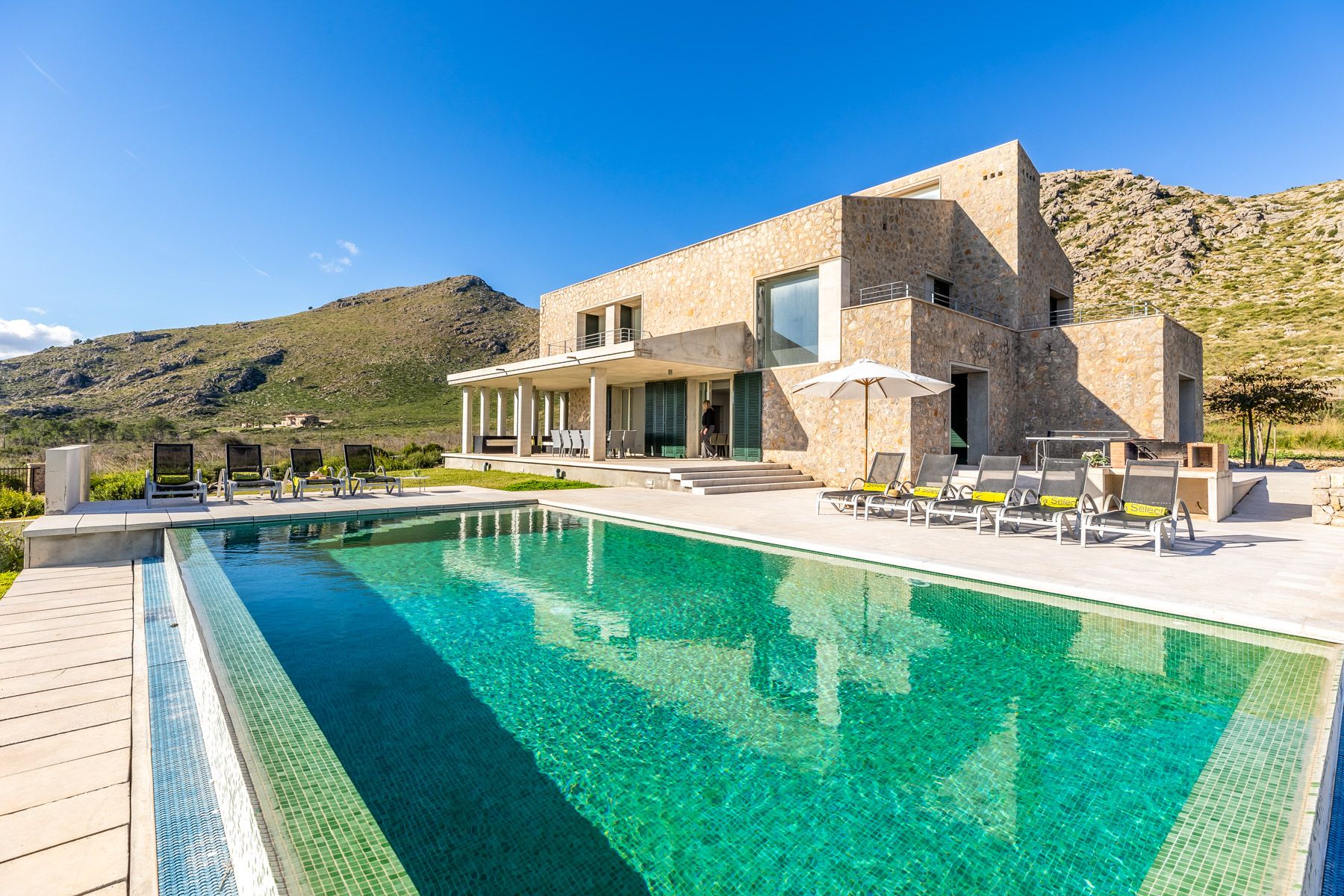 Villa Pinar Formentor Pollensa: 6-Bedroom Beachfront Villa with Infinity Pool and Mountain V