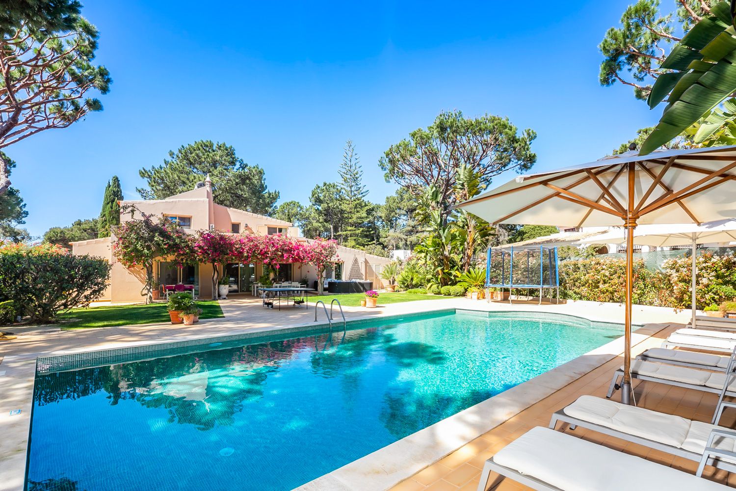 Villa Pinheiro Cerro Vilamoura: 4-Bedroom Villa with Heated Pool, Spa & Golf Access in Vilam