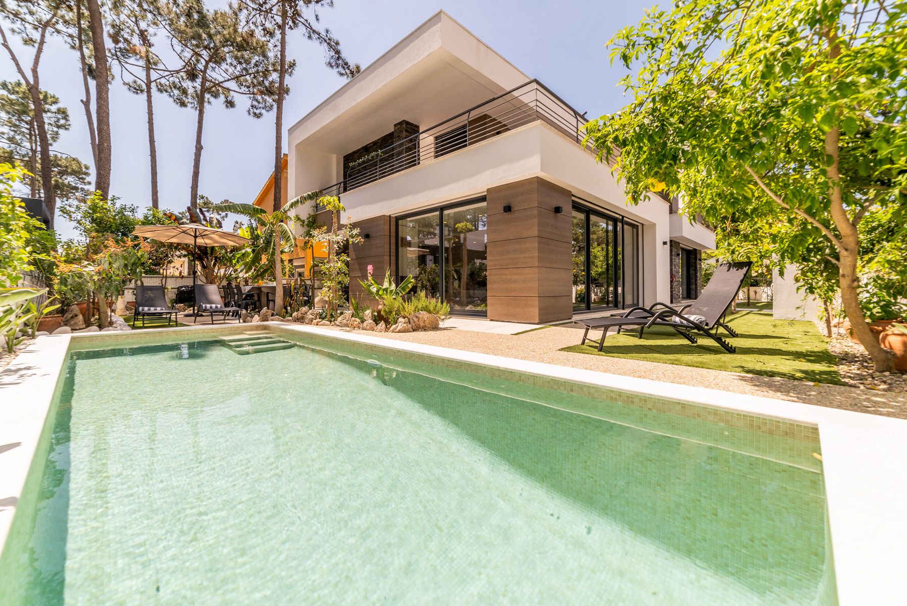 Villa Pinheiro Quinta Aroeira: 3-Bedroom Pine-Fringed Retreat with Spa Near Atlantic Beache
