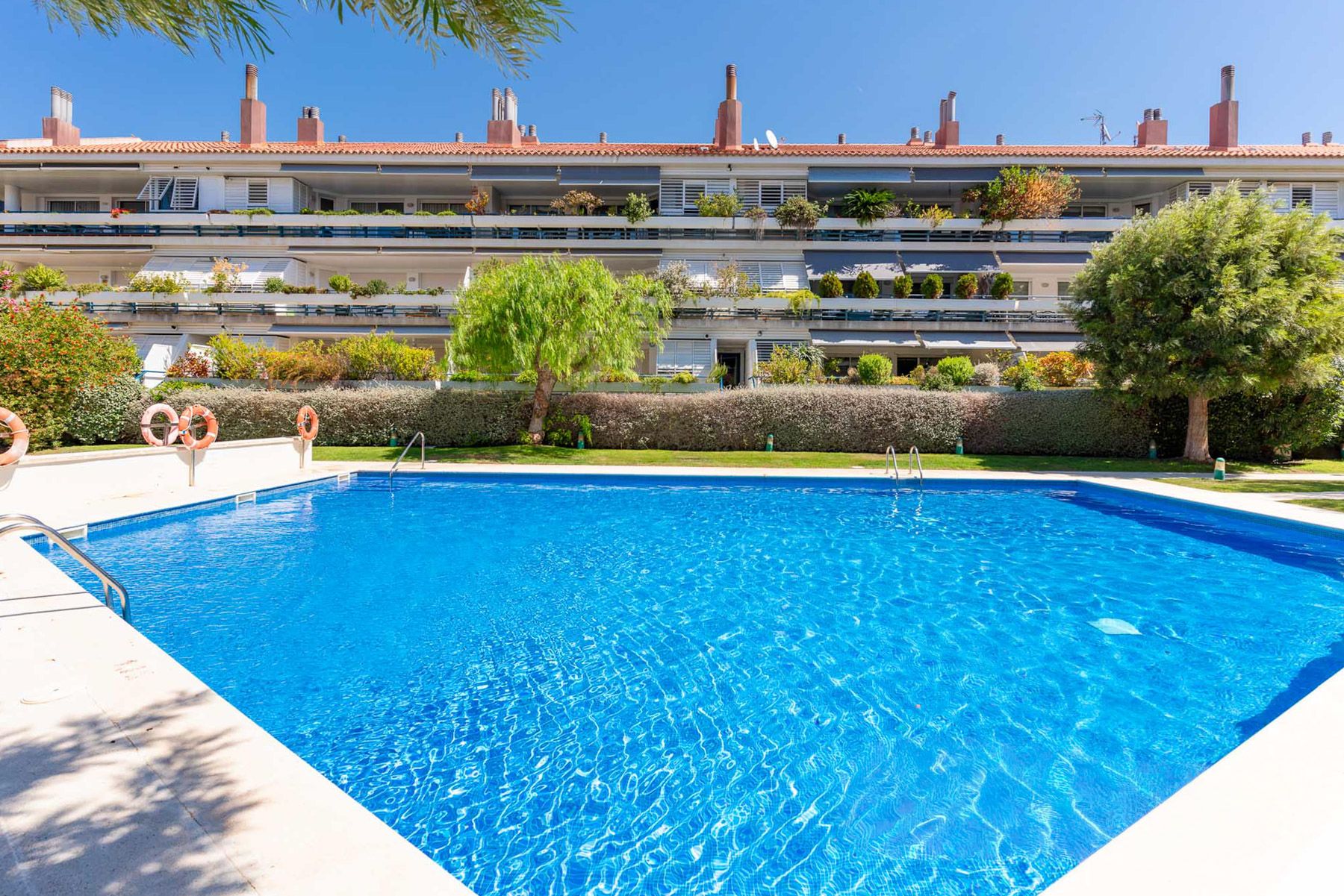 Villa Ponent Vinyet Sitges: 4-Bedroom Beachfront Apartment with Pools and Spa in Sitges,