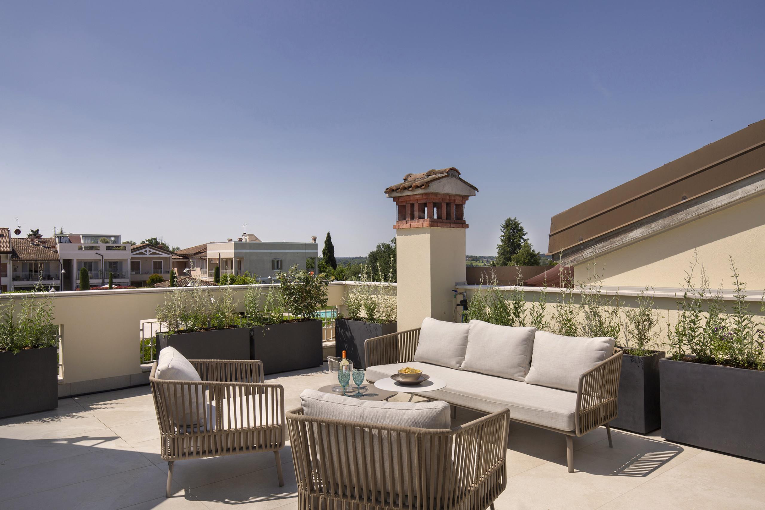 Villa Ponente Belvedere Peschiera: Luxury 2-Bedroom Apartment with Pool and Mountain Views, Verona