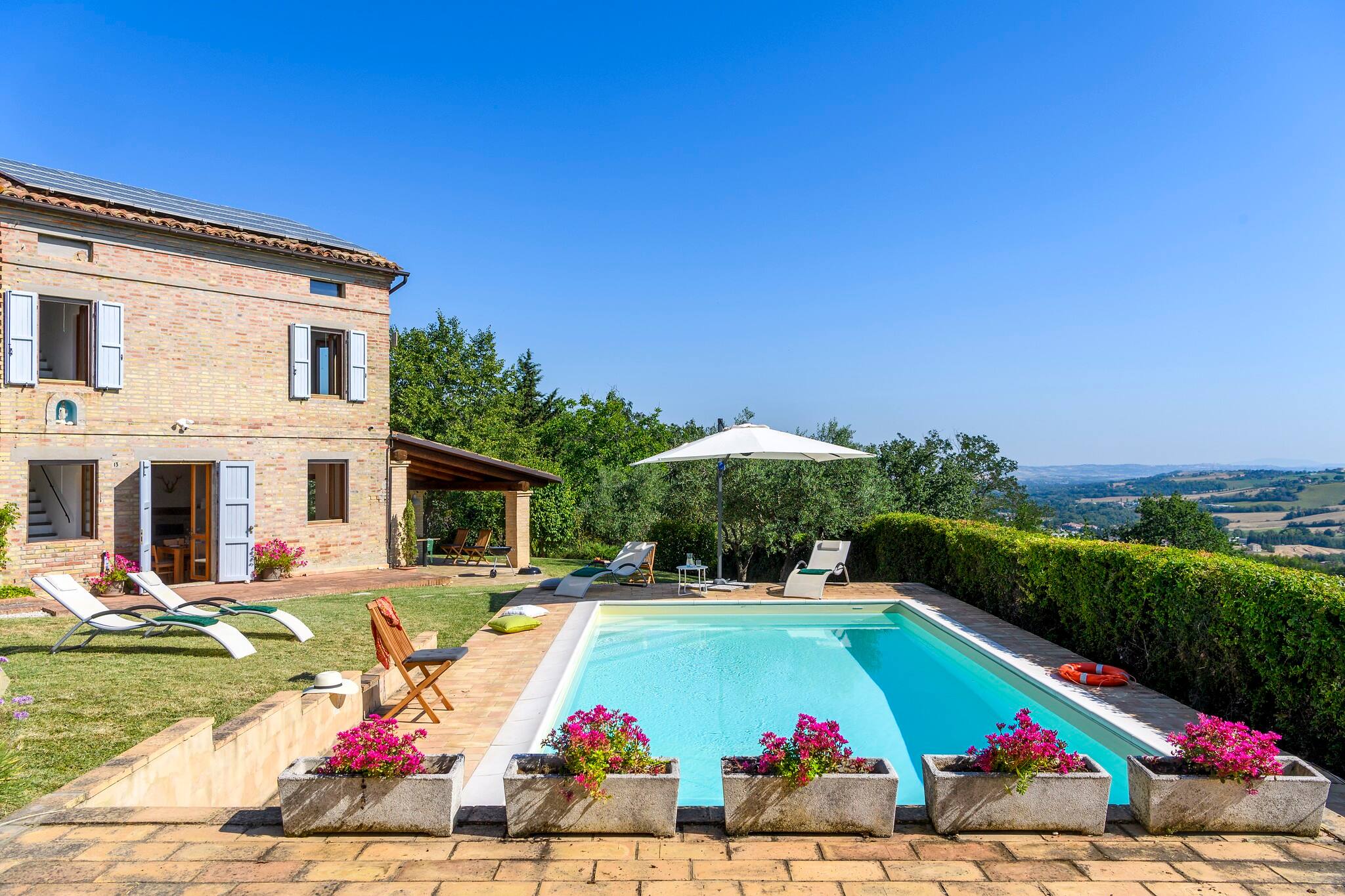 Villa Ponente Belvedere San Ginesio: Luxury 4-Bedroom Villa with Private Pool and Air-Con in Marche