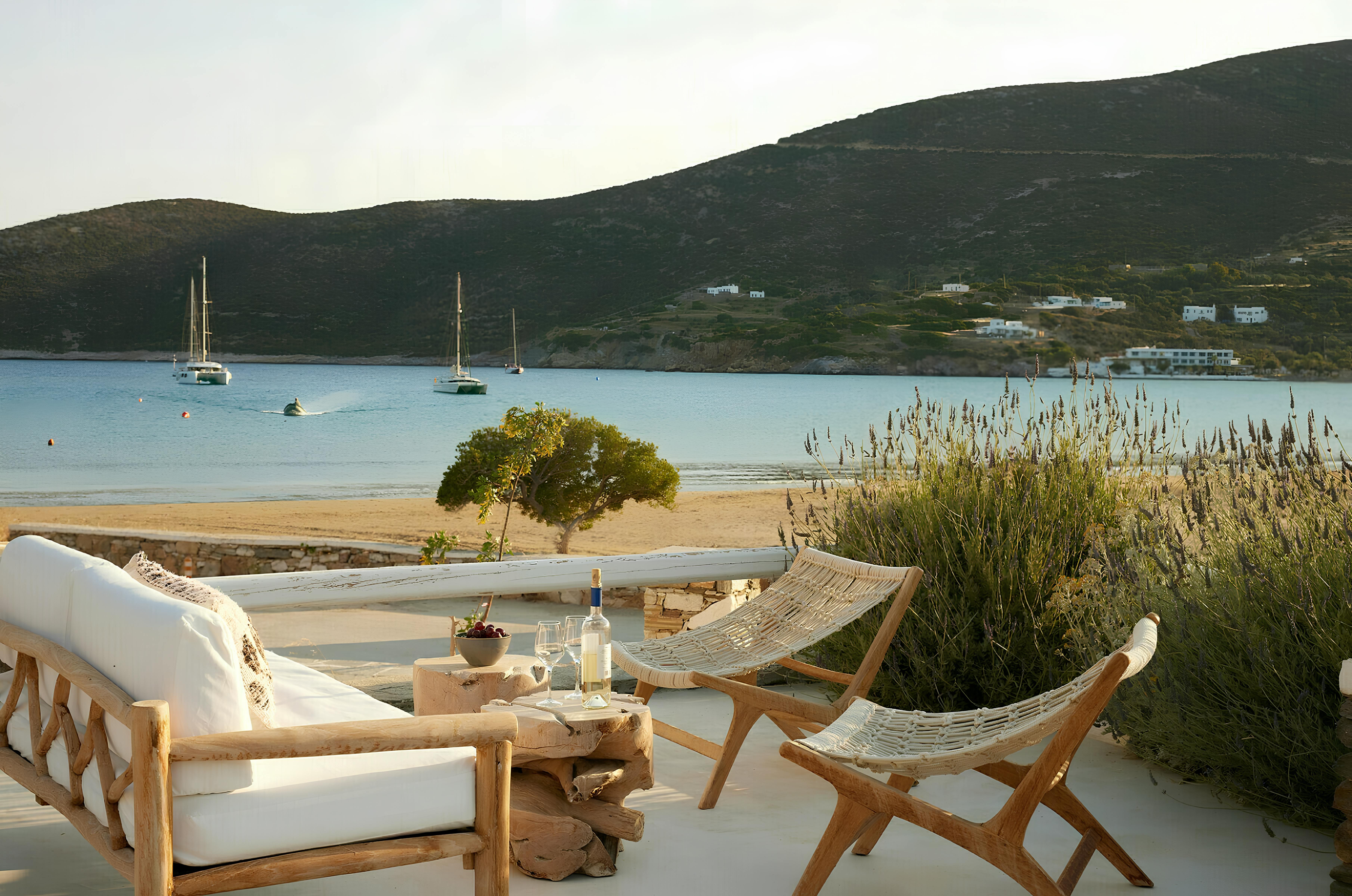 Villa Prasinos Achivadolimni Milos: Luxury 3-Bedroom Villa with Sea Views and Spa in Milos