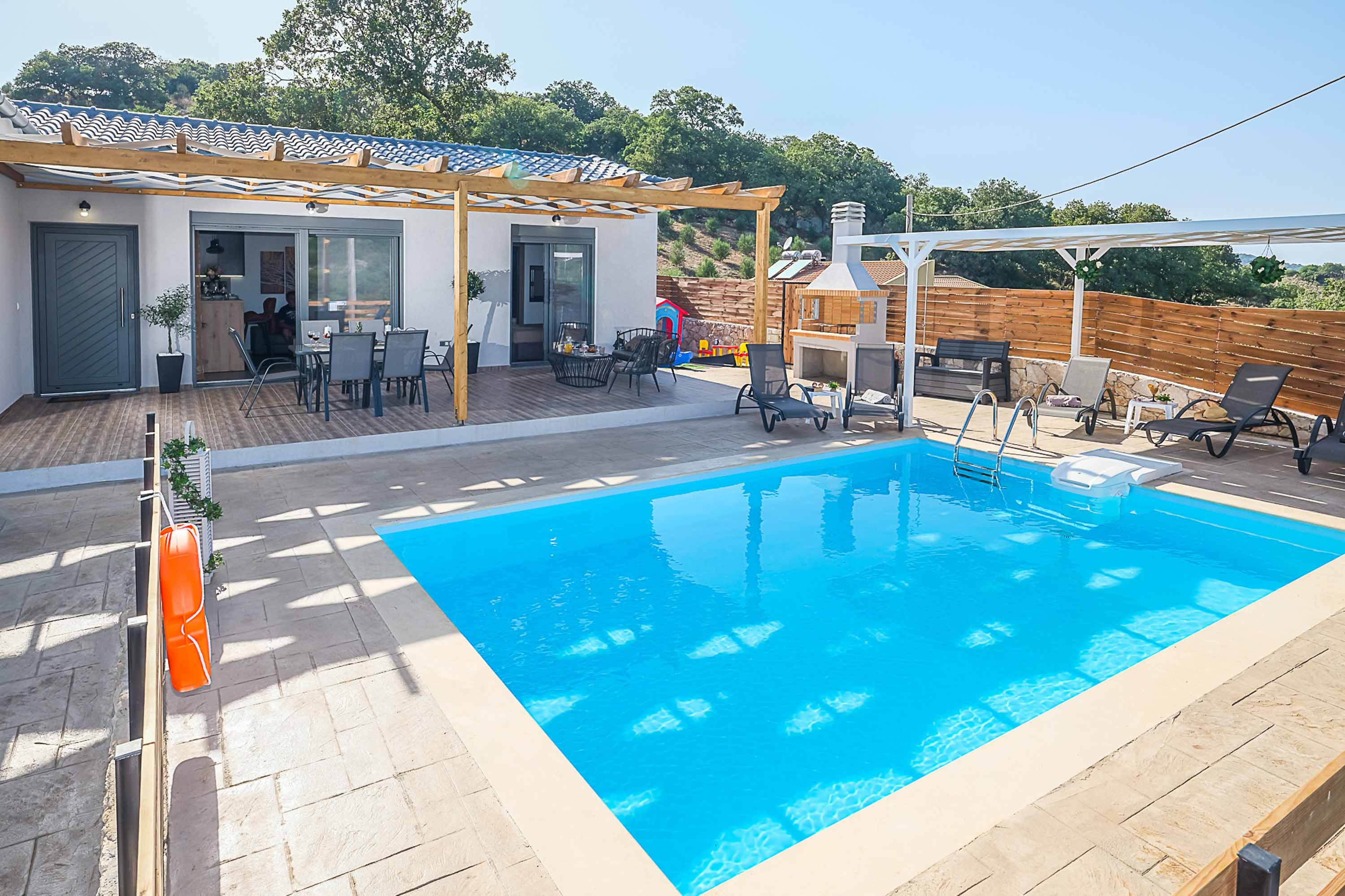 Villa Prasinos Armenoi Rethymnon: Luxury 3-Bedroom Apartment with Private Pool and Spa, Rethymnon Crete