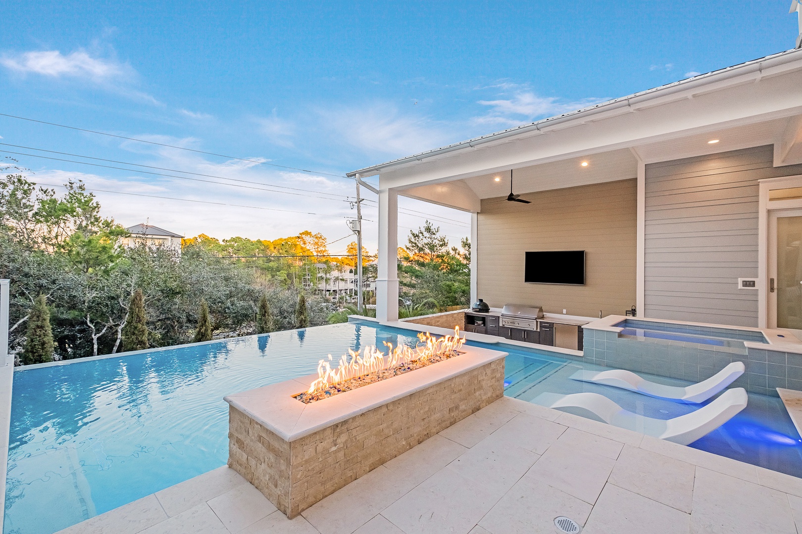 Villa Prasinos Deer Lake Santa Rosa: Luxury 8-Bedroom Villa with Heated Pool and Hot Tub, Walton County Florida