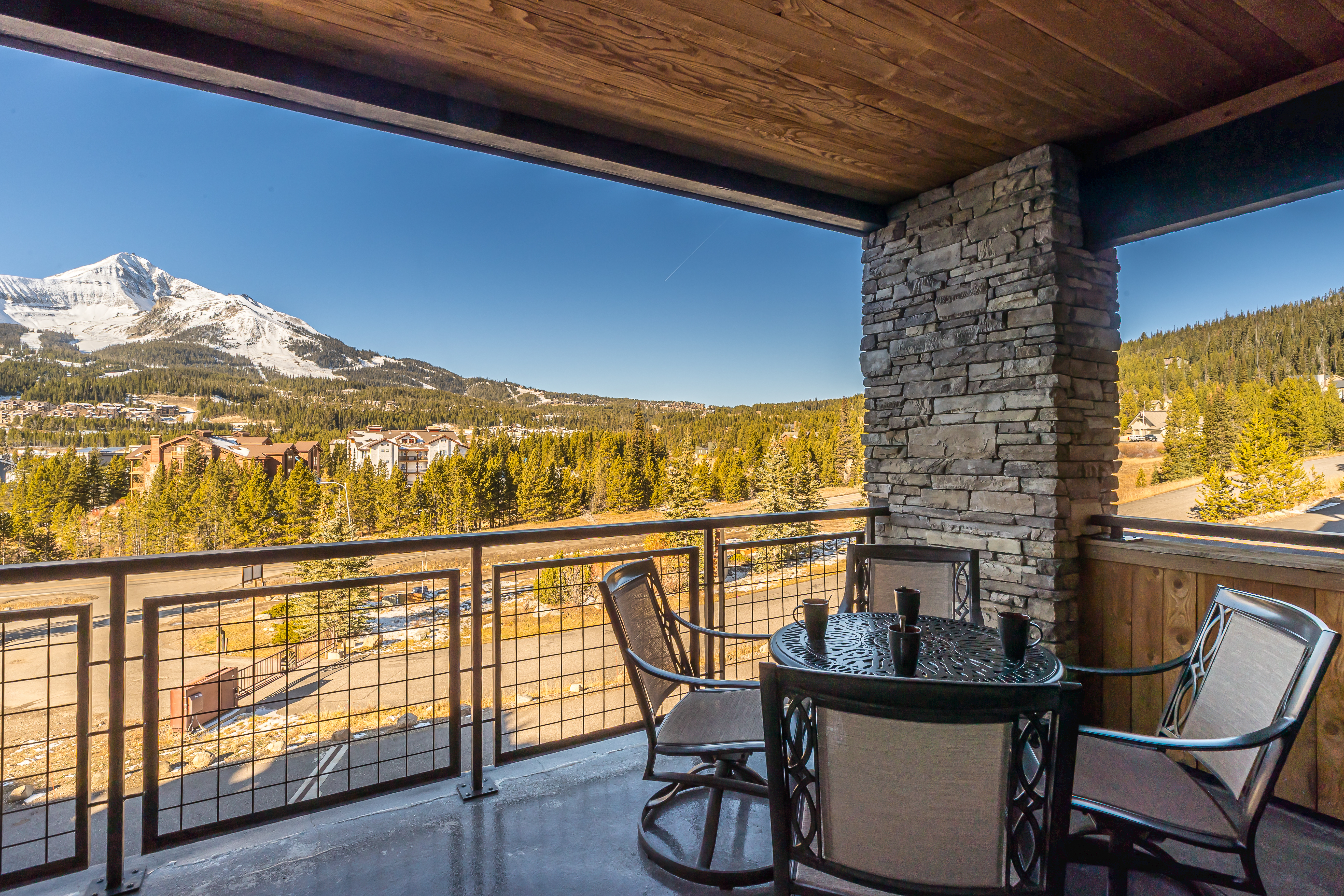 Villa Prasinos Hebgen Madison: Luxury 3-Bedroom Villa with Mountain Views and Spa, Madison County Montana