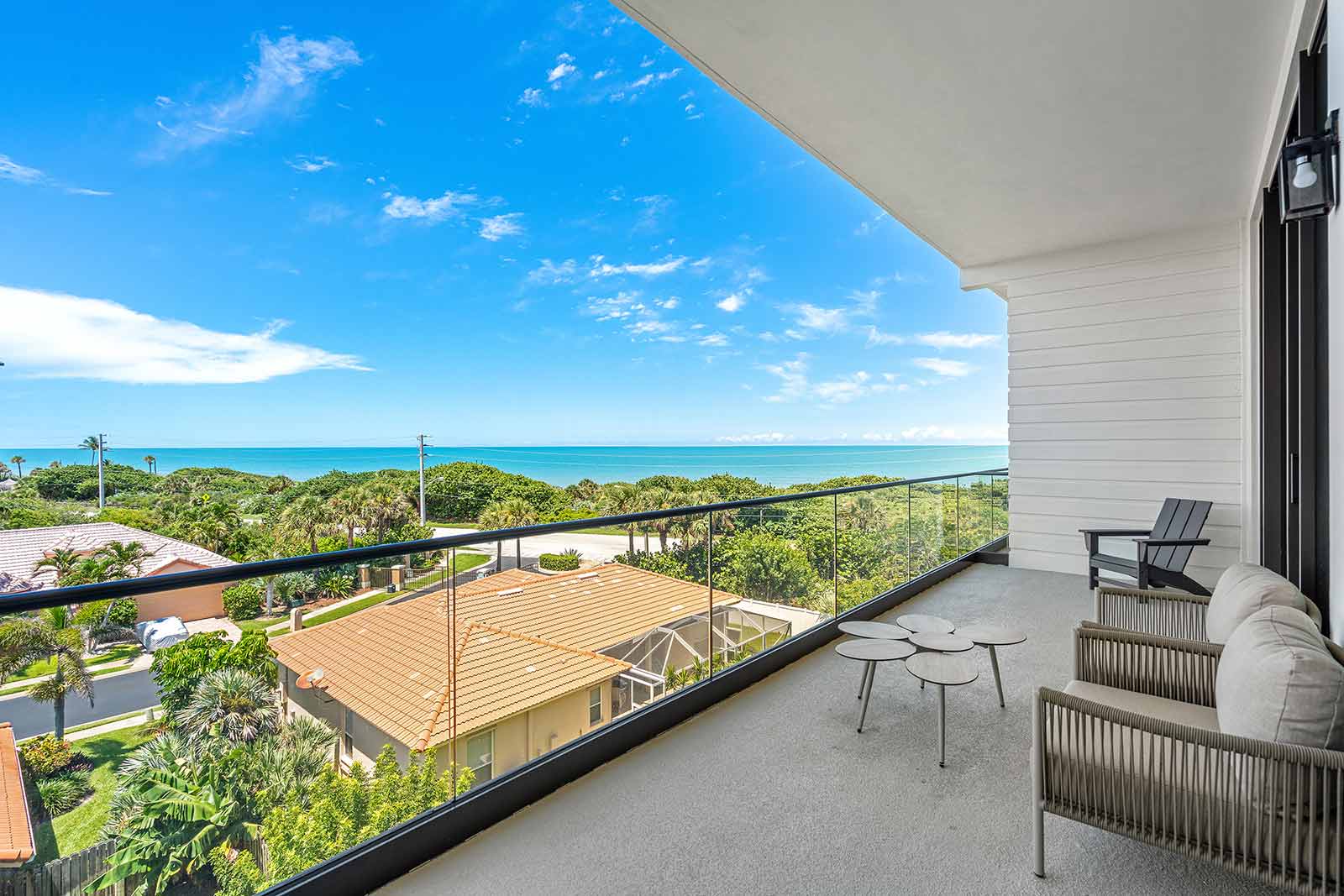 Villa Prasinos Indialantic Brevard: Luxury 3-Bedroom Apartment with Beachfront Pool and Hot Tub, Brevard County
