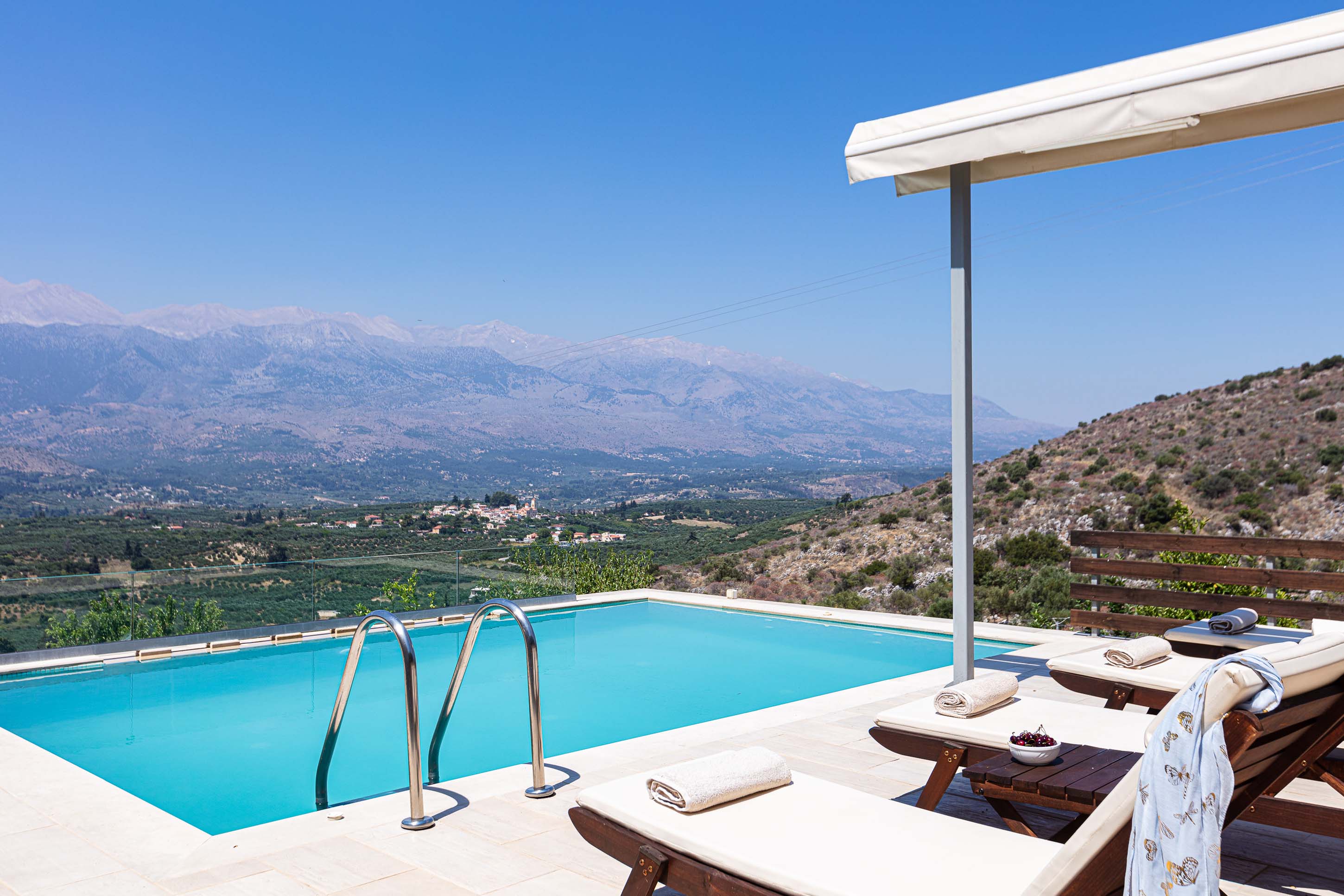 Villa Prasinos Keras Kokkino: Luxury 3-Bedroom Villa with Private Pool and Spa in Kokkino Chorio, Crete