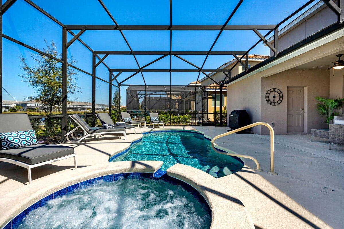 Villa Prasinos Lake Wales Polk: Luxury 6-Bedroom Villa with Private Pool and Hot Tub, Polk County