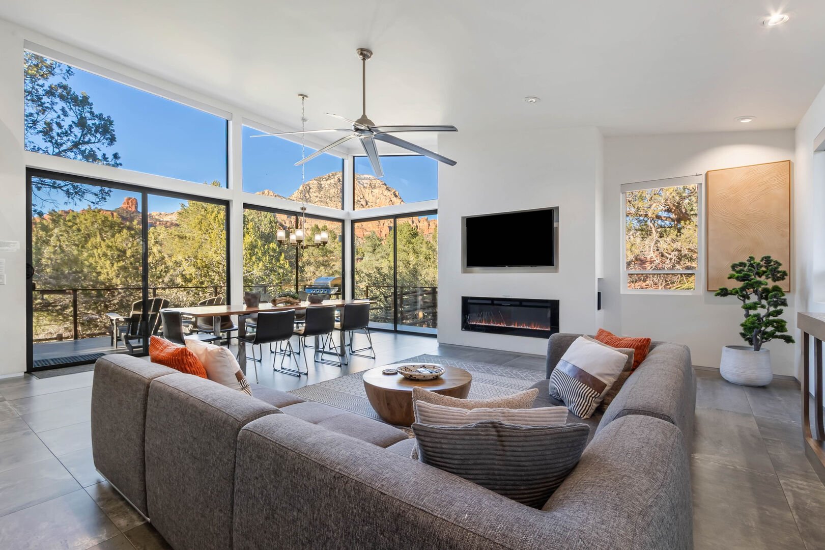Villa Prasinos Mingus Sedona: Luxury 3-Bedroom Villa with Hot Tub and Private Parking, Yavapai County