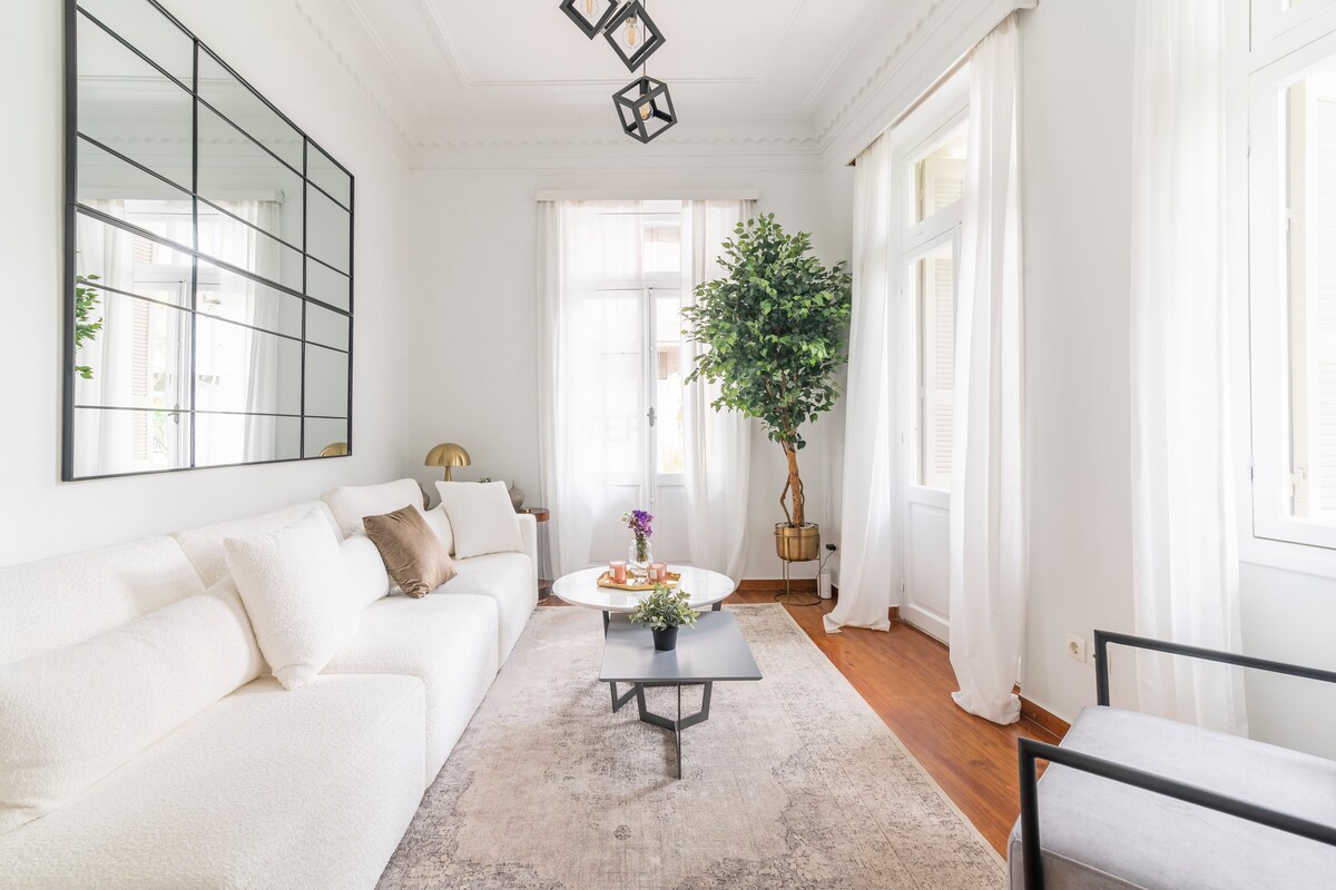 Villa Prasinos Mousiou Athens: Spacious 4-Bedroom Luxury Apartment with Air Conditioning, Athens
