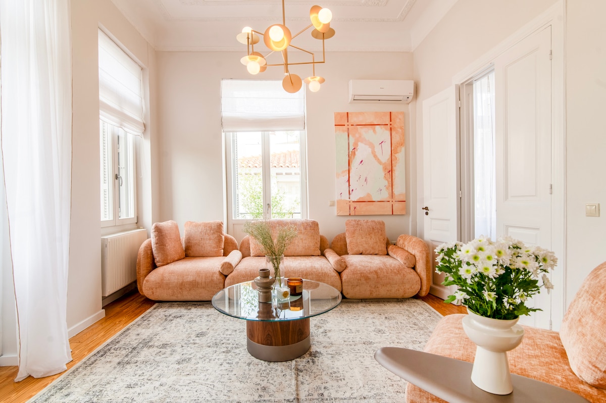 Villa Prasinos Philopappou Athens: Luxury 3-Bedroom Villa with Rooftop Hot Tub and Terrace, Athens