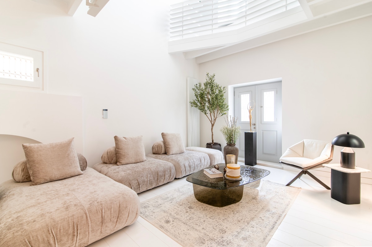 Villa Prasinos Plaka Kolonos Athens: Luxury 4-Bedroom Townhouse with Hot Tub and Spa, Athens