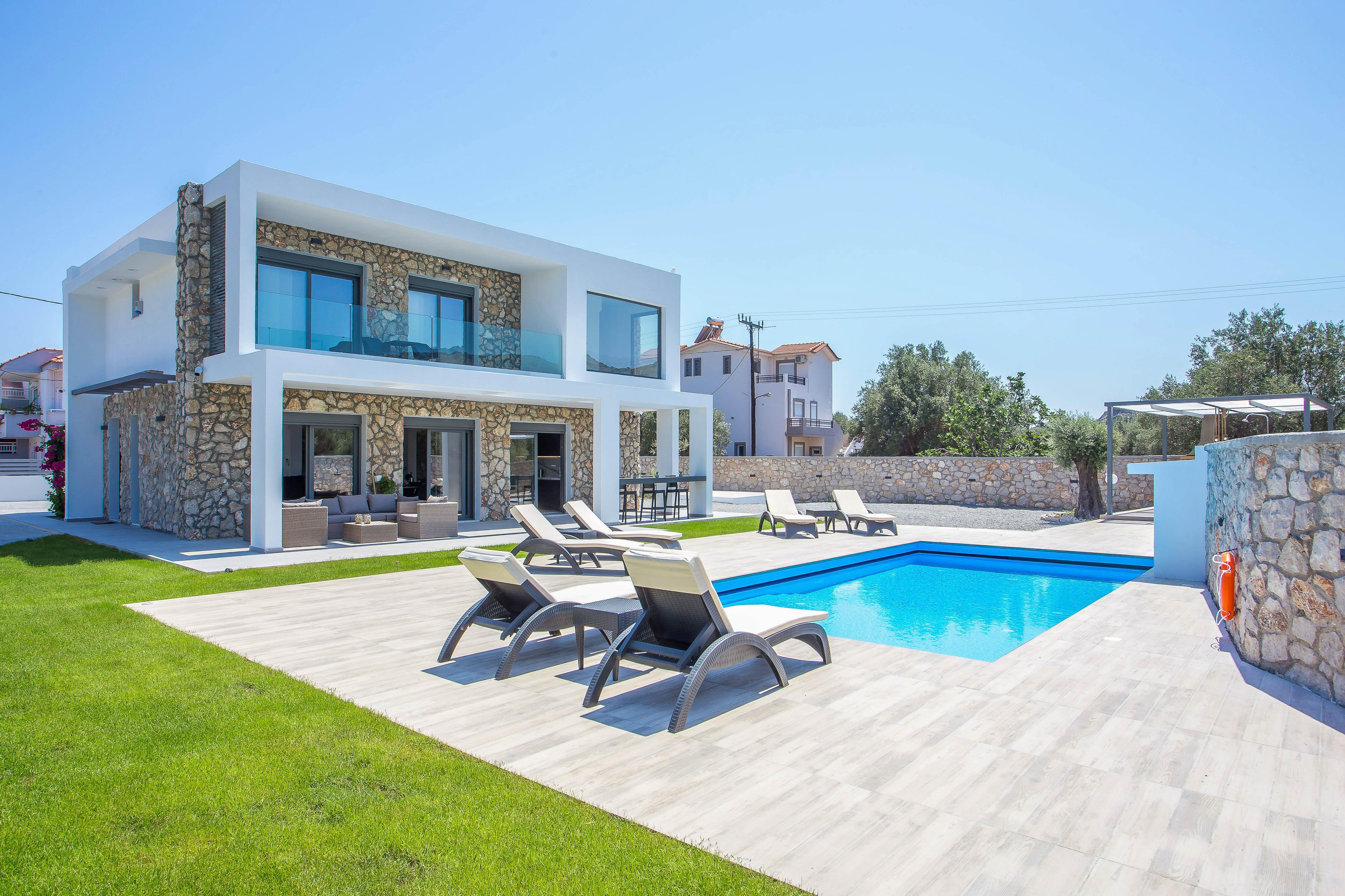 Villa Prasinos Therme Kallithea: Luxury 4-Bedroom Villa with Private Pool and Sea Views, Kallithea