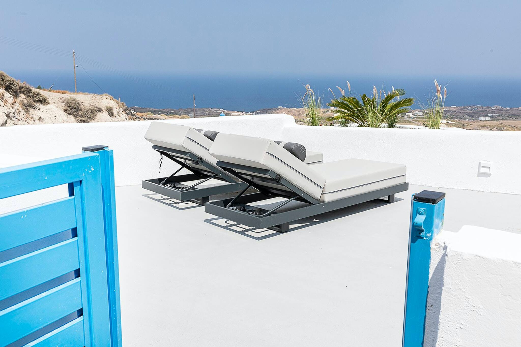 Villa Prasinos Vlichada Santorini: Luxury 1-Bedroom Apartment with Hot Tub and Sea Views, Santorini