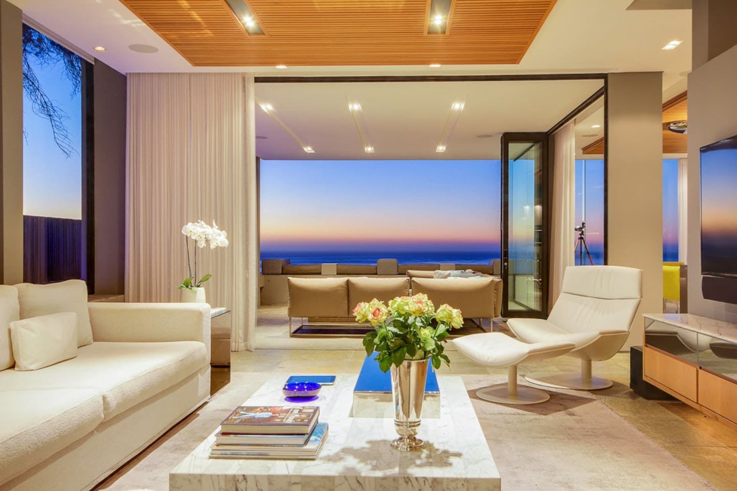 Villa Alvorada Bakoven Camps Bay: Luxury 5-Bedroom Apartment with Pool and Sea Views, Camps Bay