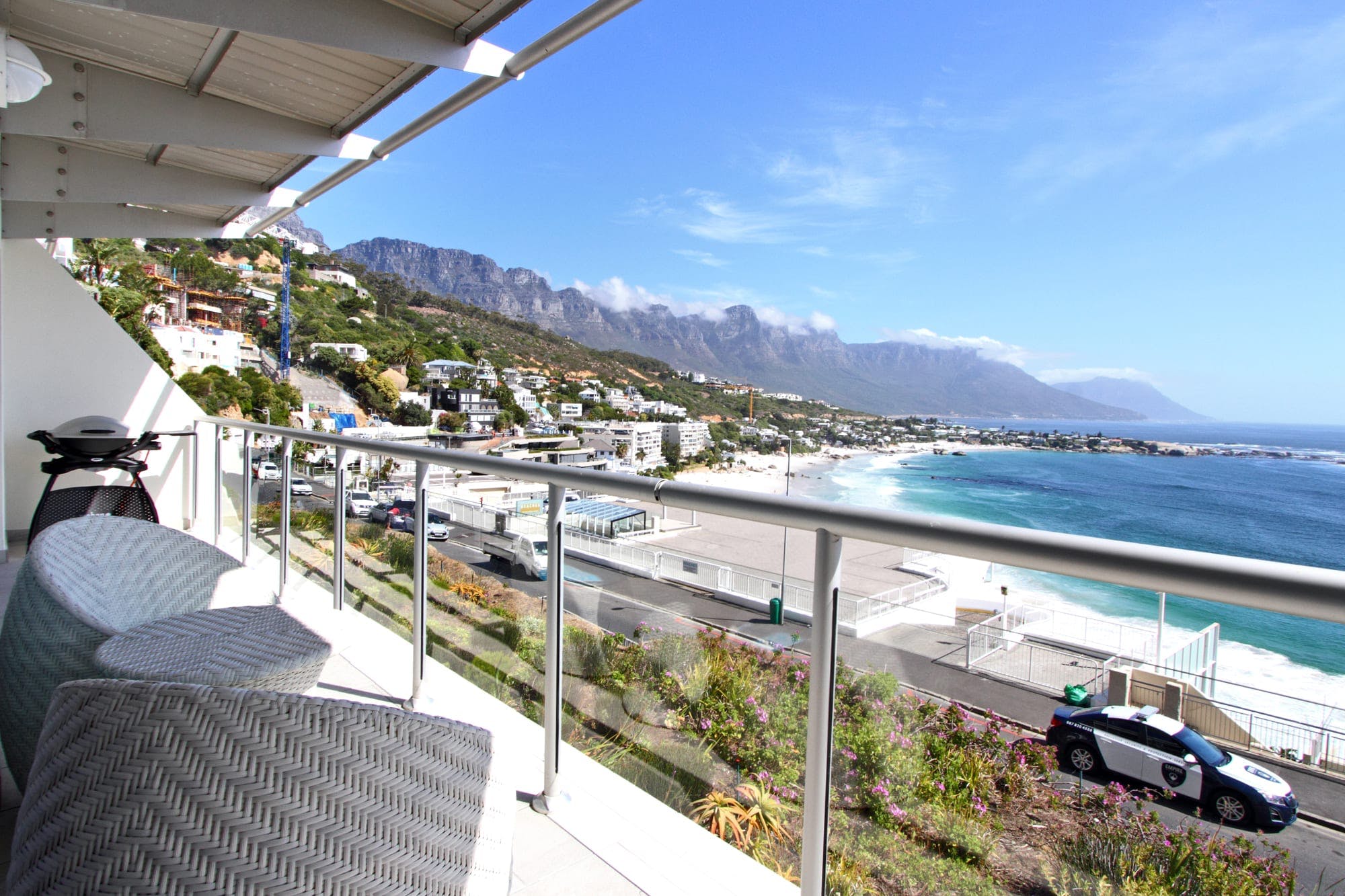 Villa Safira Mouille Cape Town: Luxury 2-Bedroom Apartment with Sea Views and Spa, Bantry Bay
