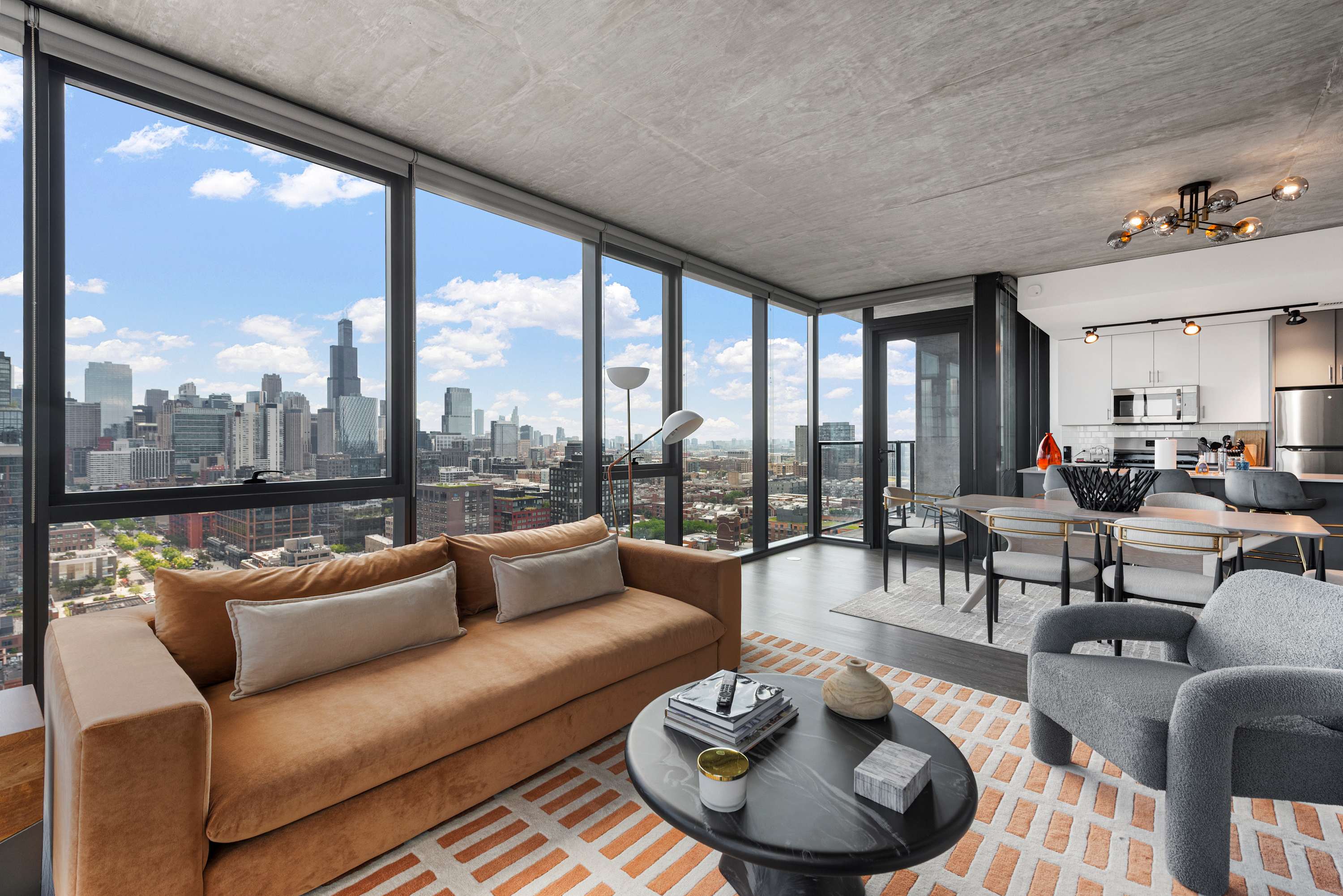 Villa Safira Wicker Park Chicago: Luxury 2-Bedroom Apartment with Spa and Pool Access, Chicago