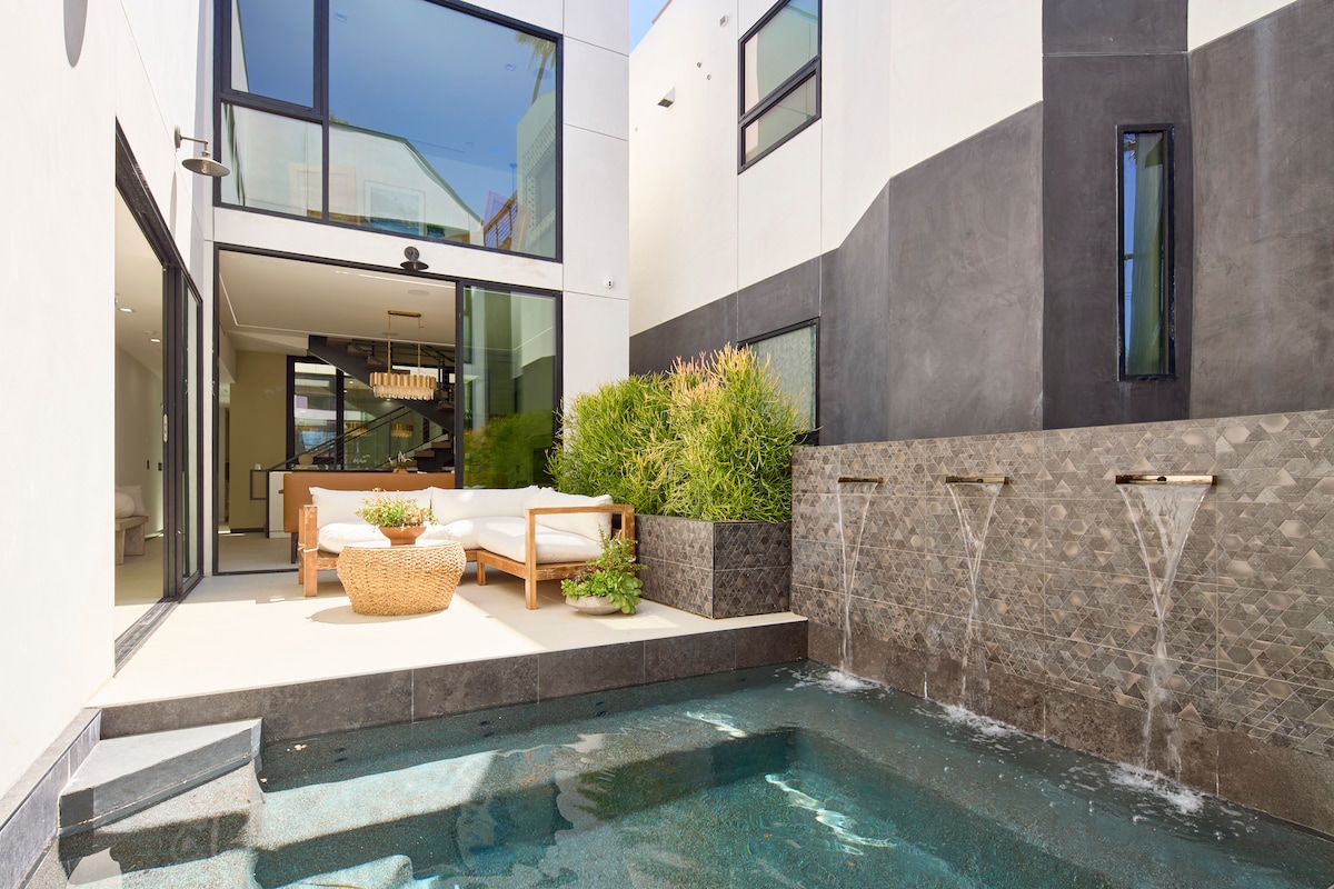 Villa Safran Abbot Kinney Venice: Luxury 4-Bedroom Villa with Hot Tub and Rooftop BBQ, Venice