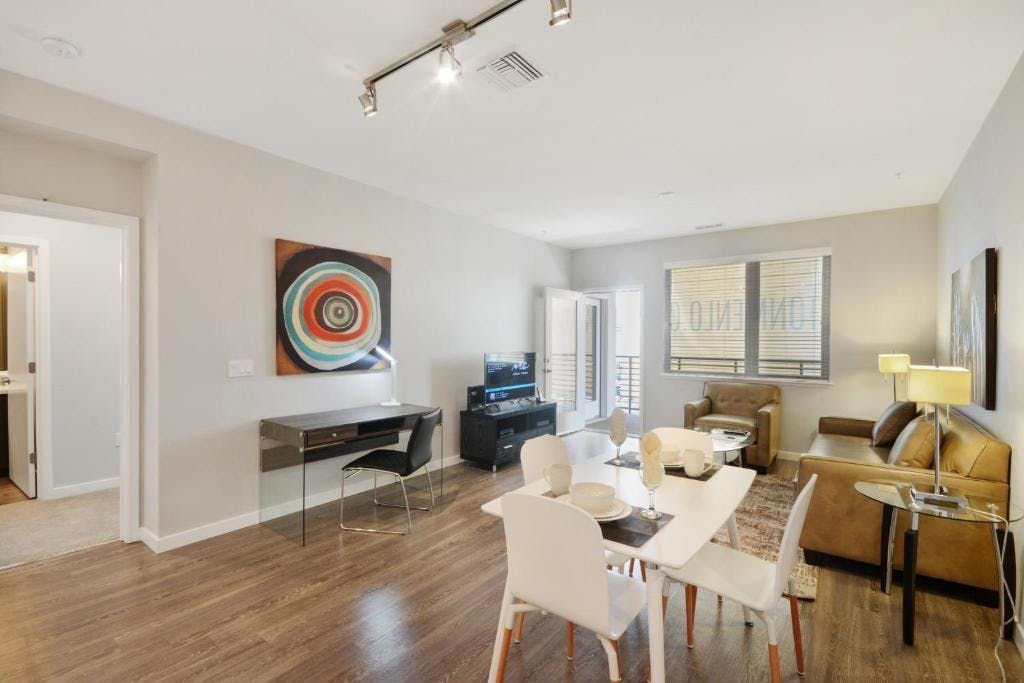Villa Safran Arastradero Palo Alto: Stylish 2-Bedroom Apartment with Pool and Sea Views, Palo Alto