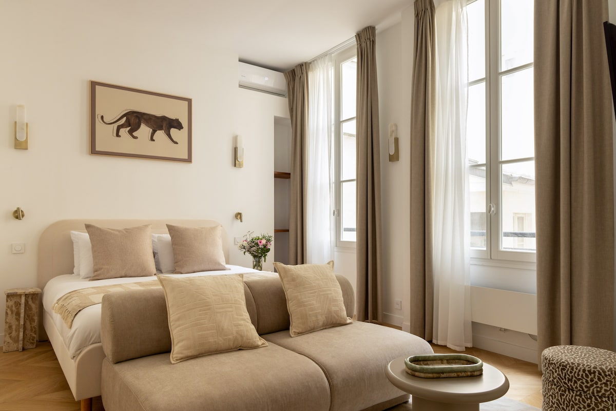 Villa Lebeche Rue Sainte-Croix de la Bretonnerie Le Marais: Luxury 1-Bedroom Apartment with Spa and Air-Con in Le Marais, Paris