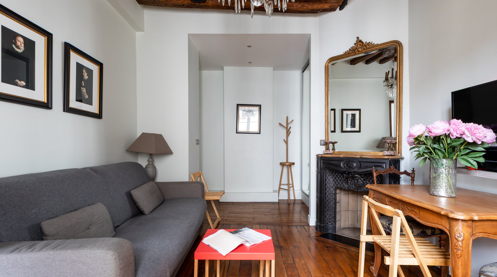 Villa Safran Arts-et-Métiers Paris 23670: Luxury 1-Bedroom Apartment with Fireplace and Spa in Le Marais, Paris