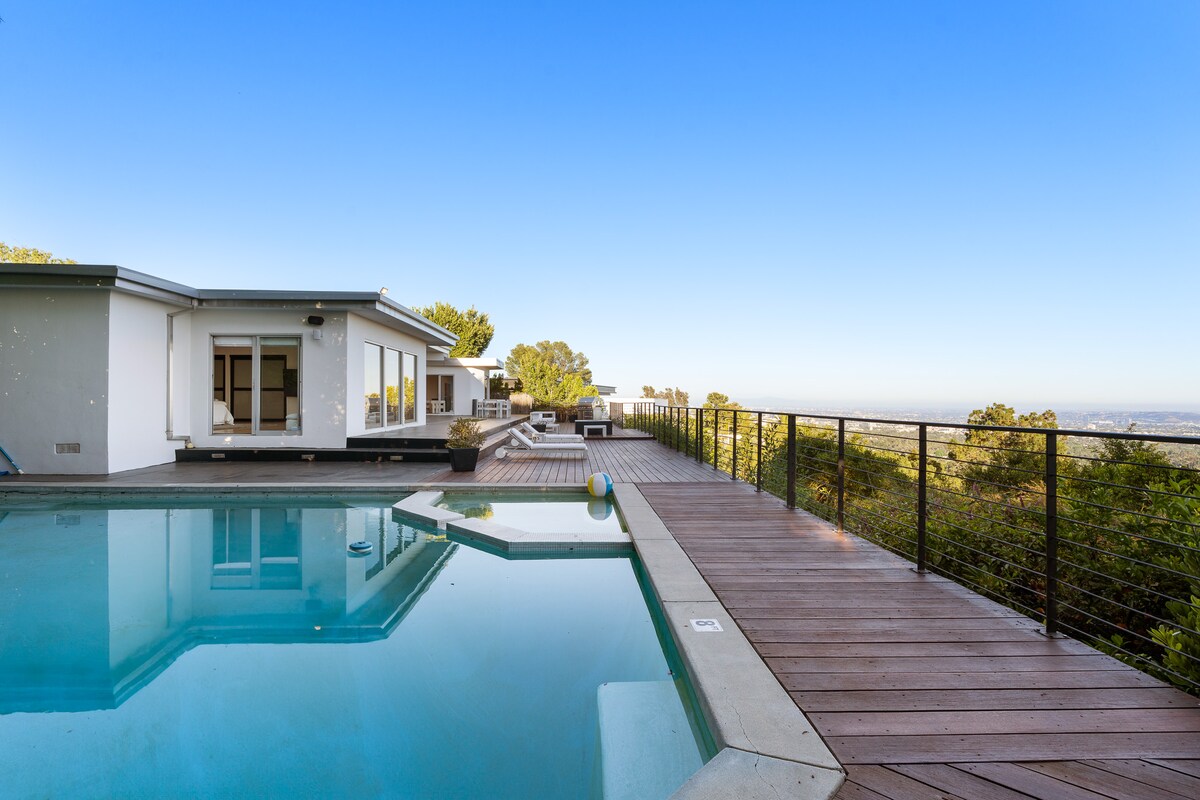 Villa Libecchio Benedict Canyon Beverly Hills: Luxury 4-Bedroom Villa with Heated Pool and Hot Tub, Beverly Hills