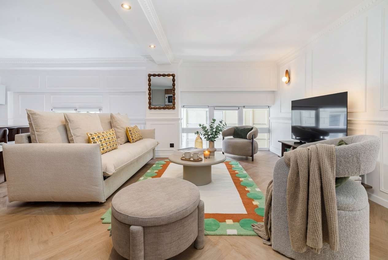 Villa Safran Bonne Nouvelle Paris: Luxury 2-Bedroom Apartment with Private Parking in Grands Boulevards, Paris