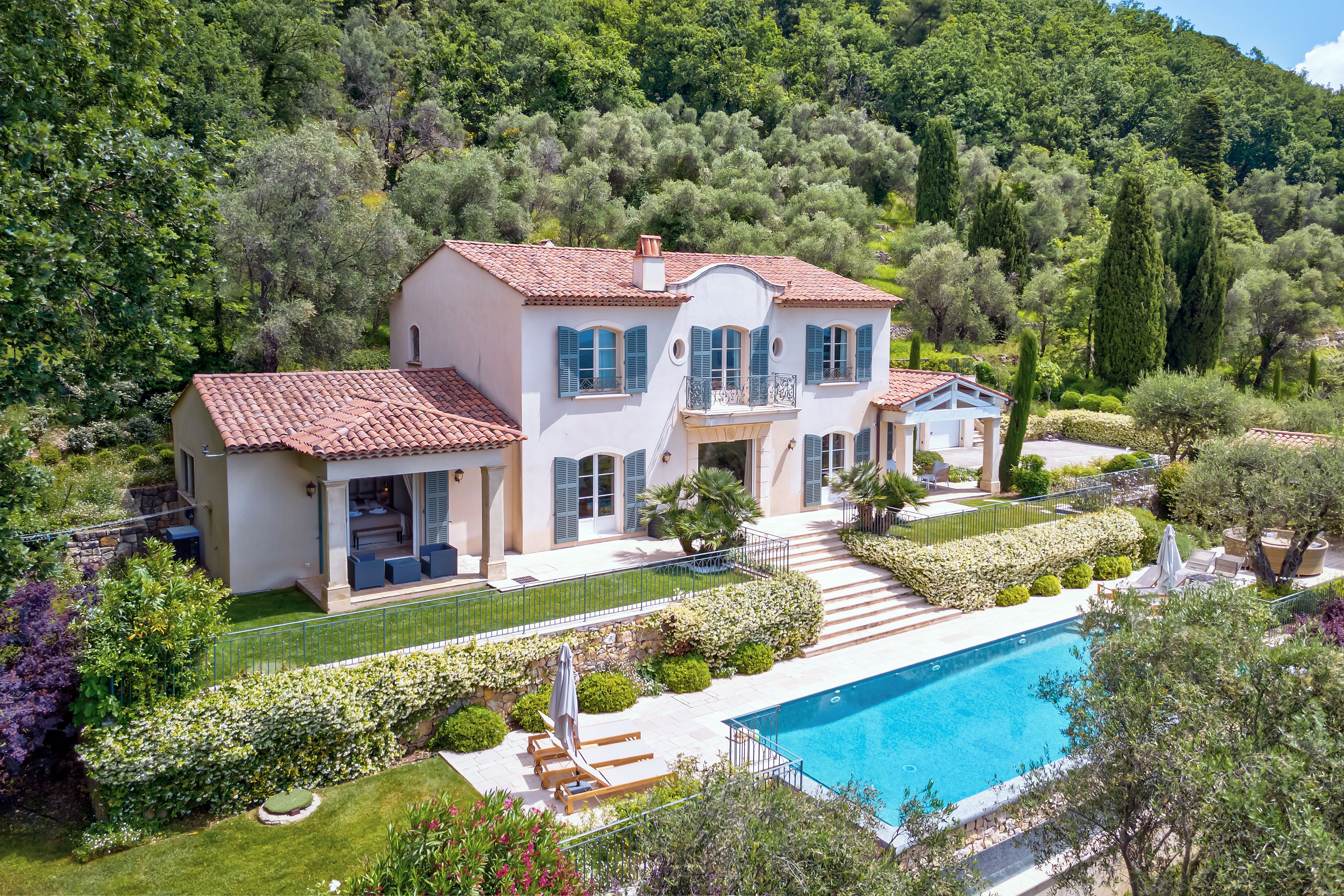 Villa Safran Cabris Maritime Alps: Luxury 5-Bedroom Villa with Spa and Private Parking, Côte d’Azur