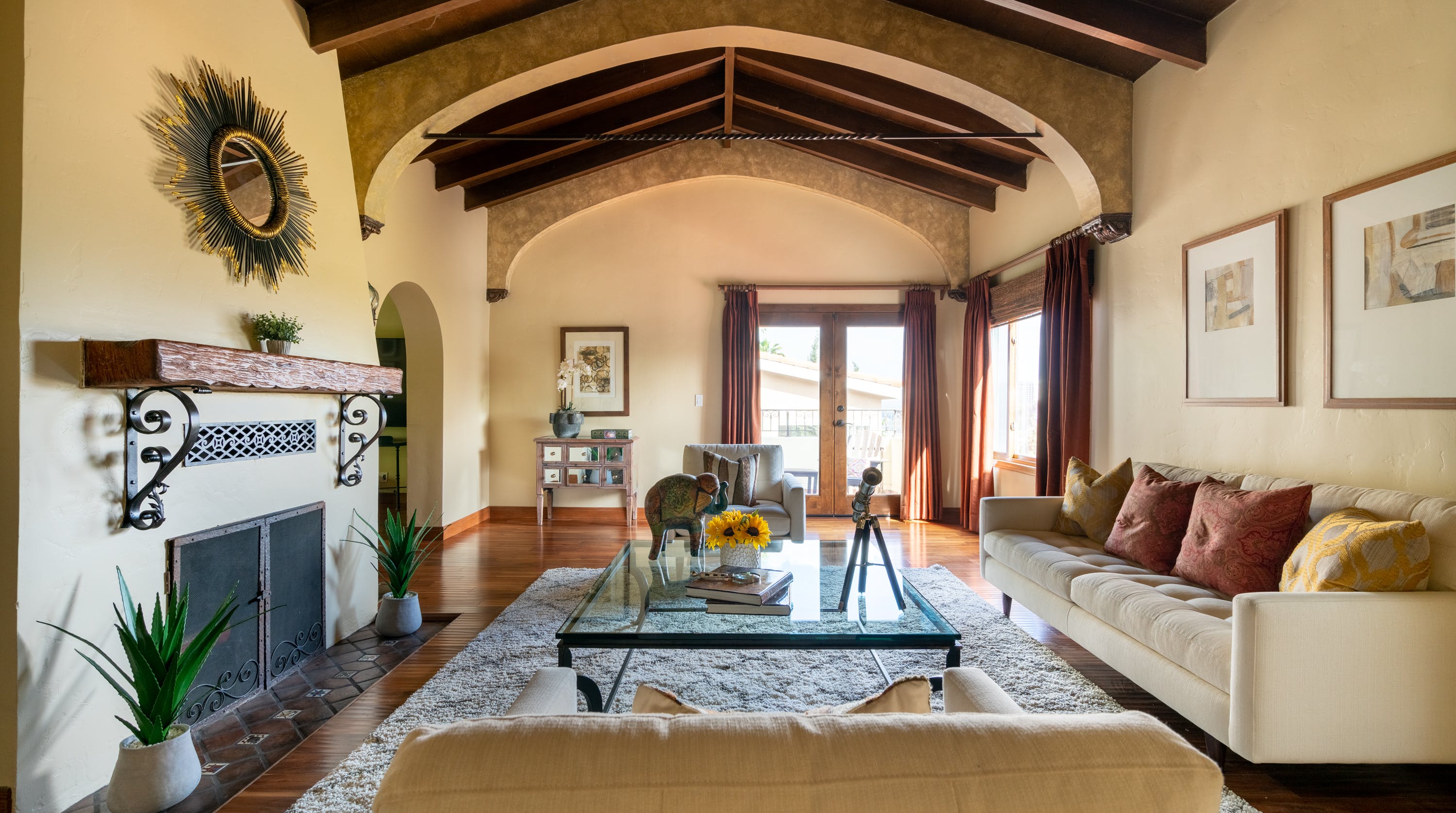 Villa Safran Cahuenga Hollywood: Luxury 3-Bedroom Apartment with Hot Tub and Fireplace, Hollywood Hills