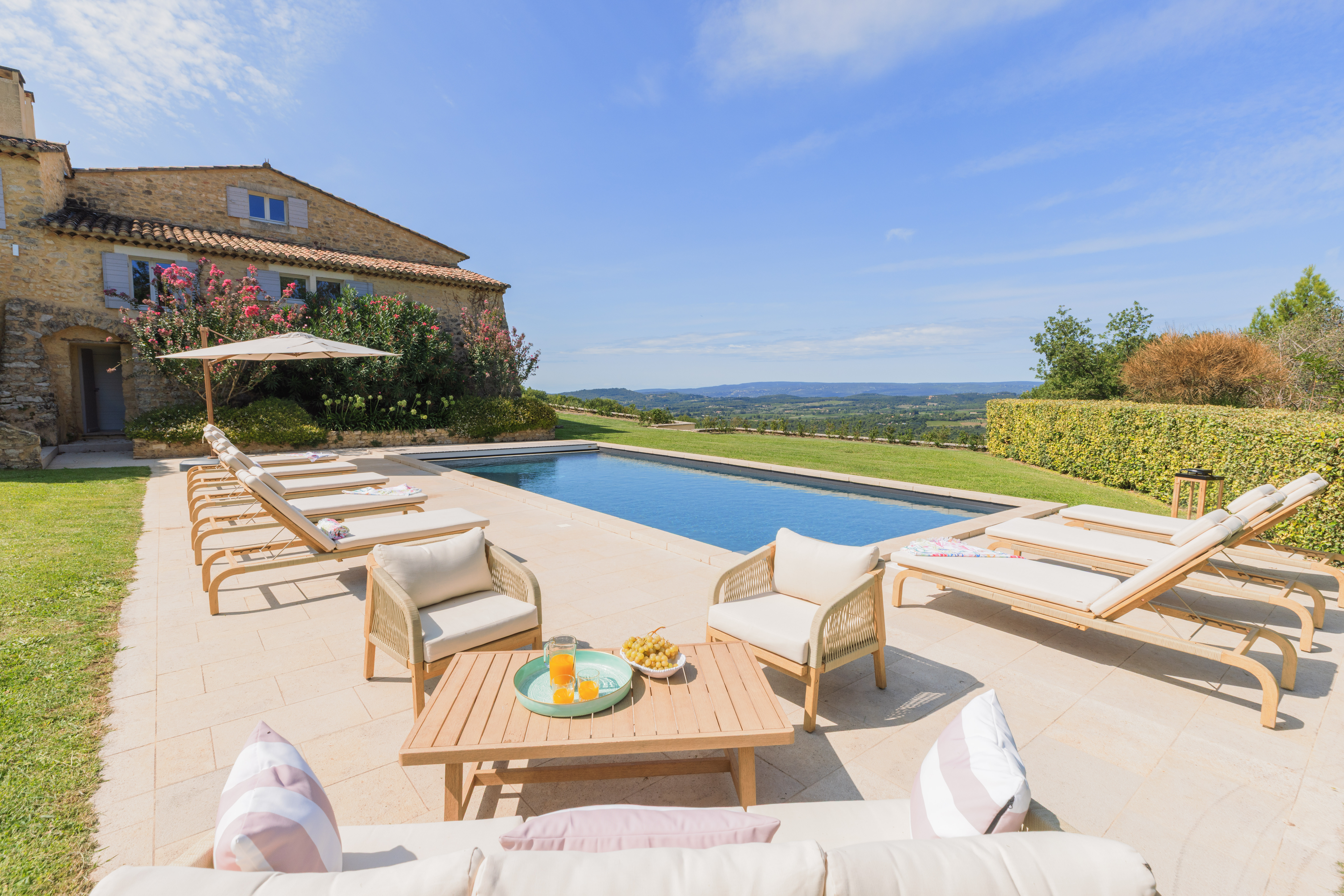 Villa Safran Calas Vaucluse: Luxury 7-Bedroom Villa with Private Pool and Air-Con, Vaucluse Provence