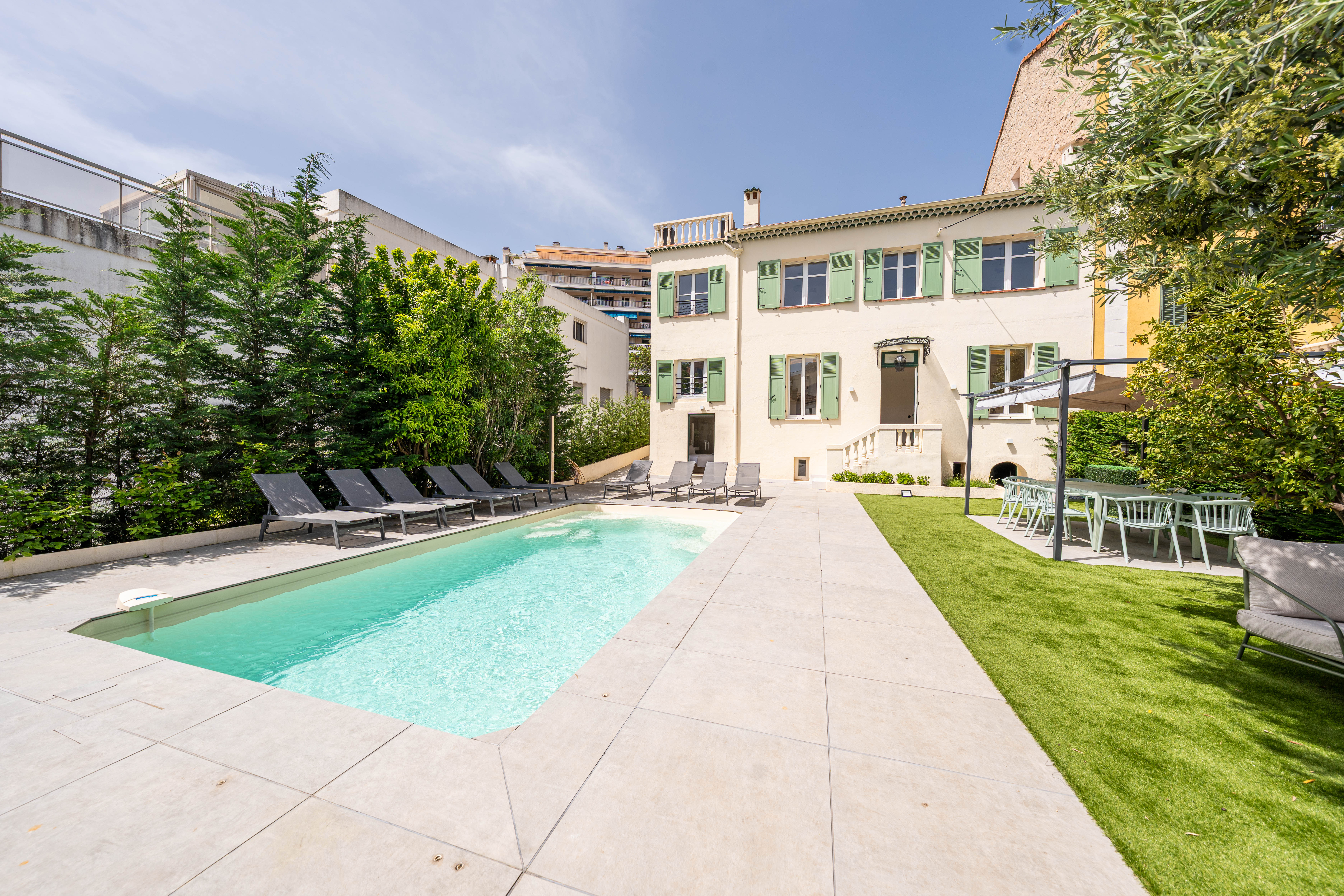 Villa Ginestra Chemin des Genêts Cannes: Luxury 5-Bedroom Apartment with Pool and Sea Views, Cannes