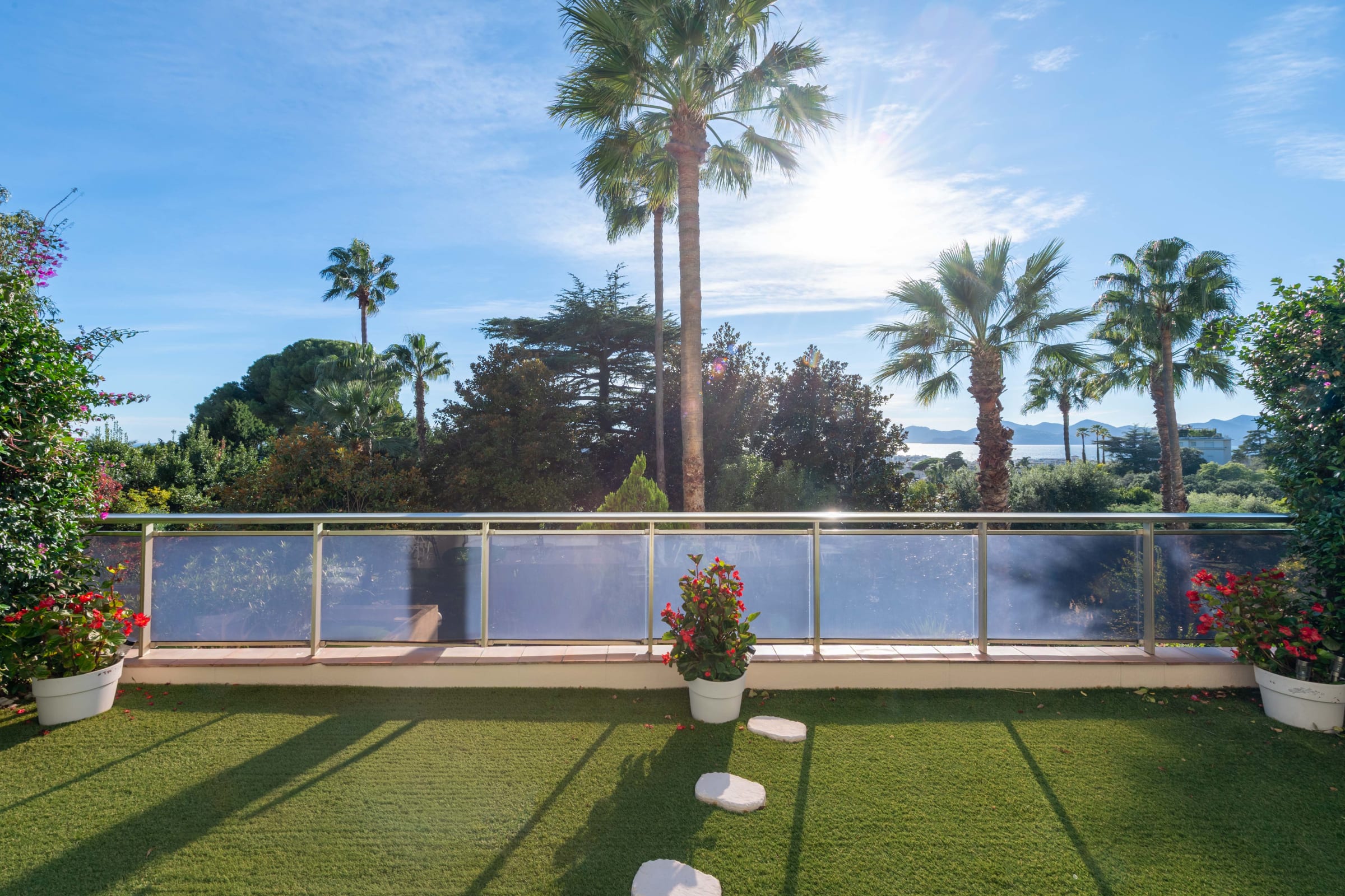 Villa Alborada Rue du Vallon Cannes: Luxury 2-Bedroom Apartment with Sea Views and Pool, Cannes