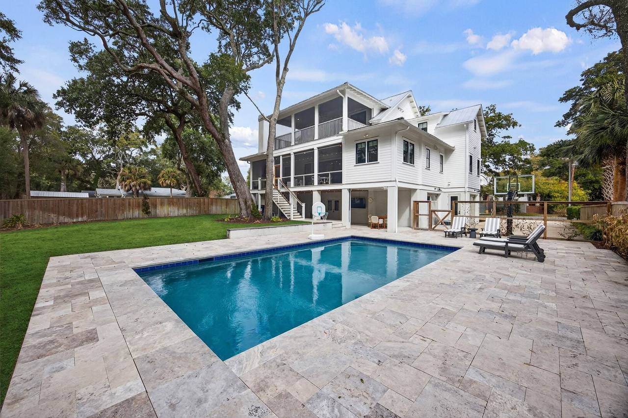 Villa Föhn Shem Creek South Carolina: Luxury 6-Bedroom Villa with Private Pool and Tennis Court, Charleston