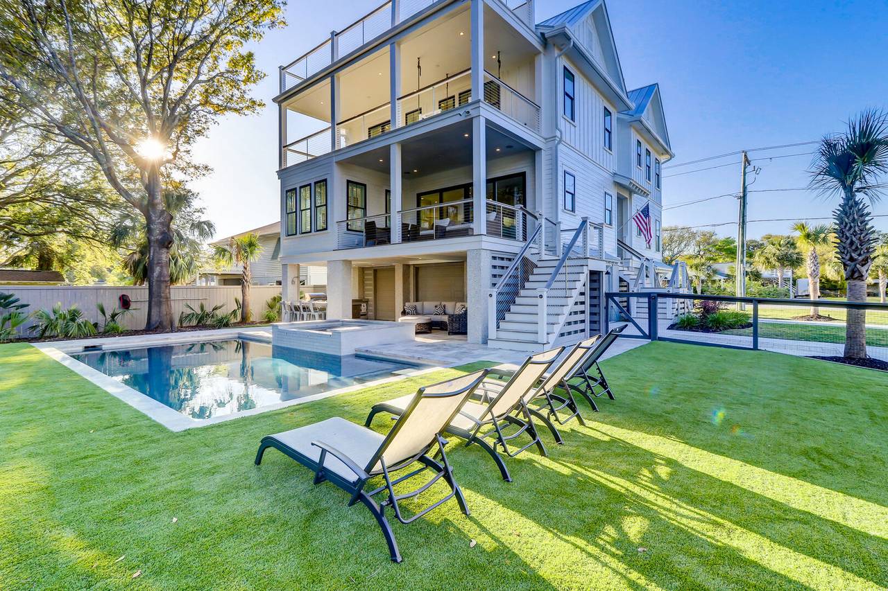 Villa Safran Capers Charleston: Luxury 6-Bedroom Villa with Private Pool and Sea Views, Charleston