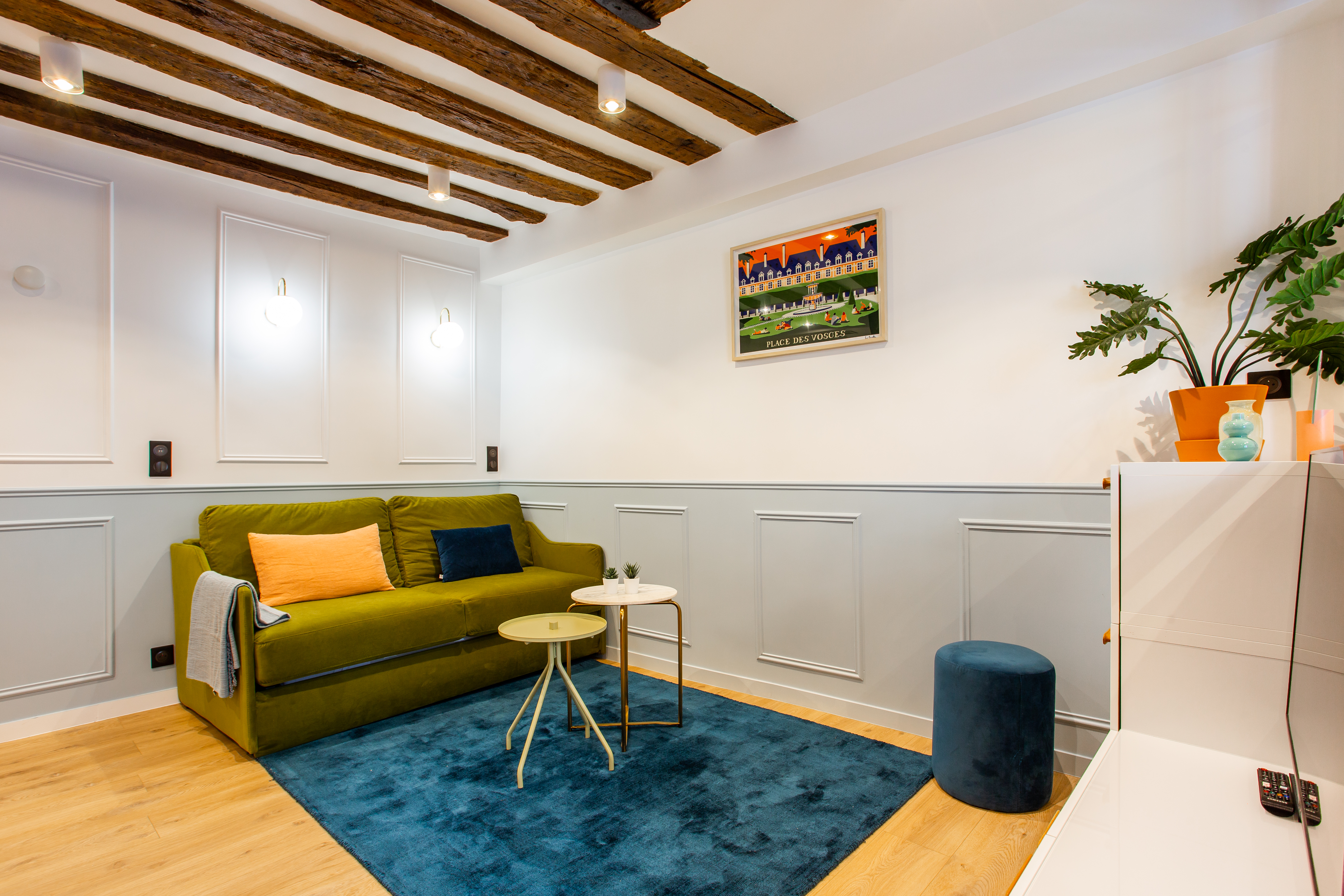 Villa Safran Carnavalet Paris: Luxury 1-Bedroom Villa with Spa and Air-Con in Le Marais, Paris