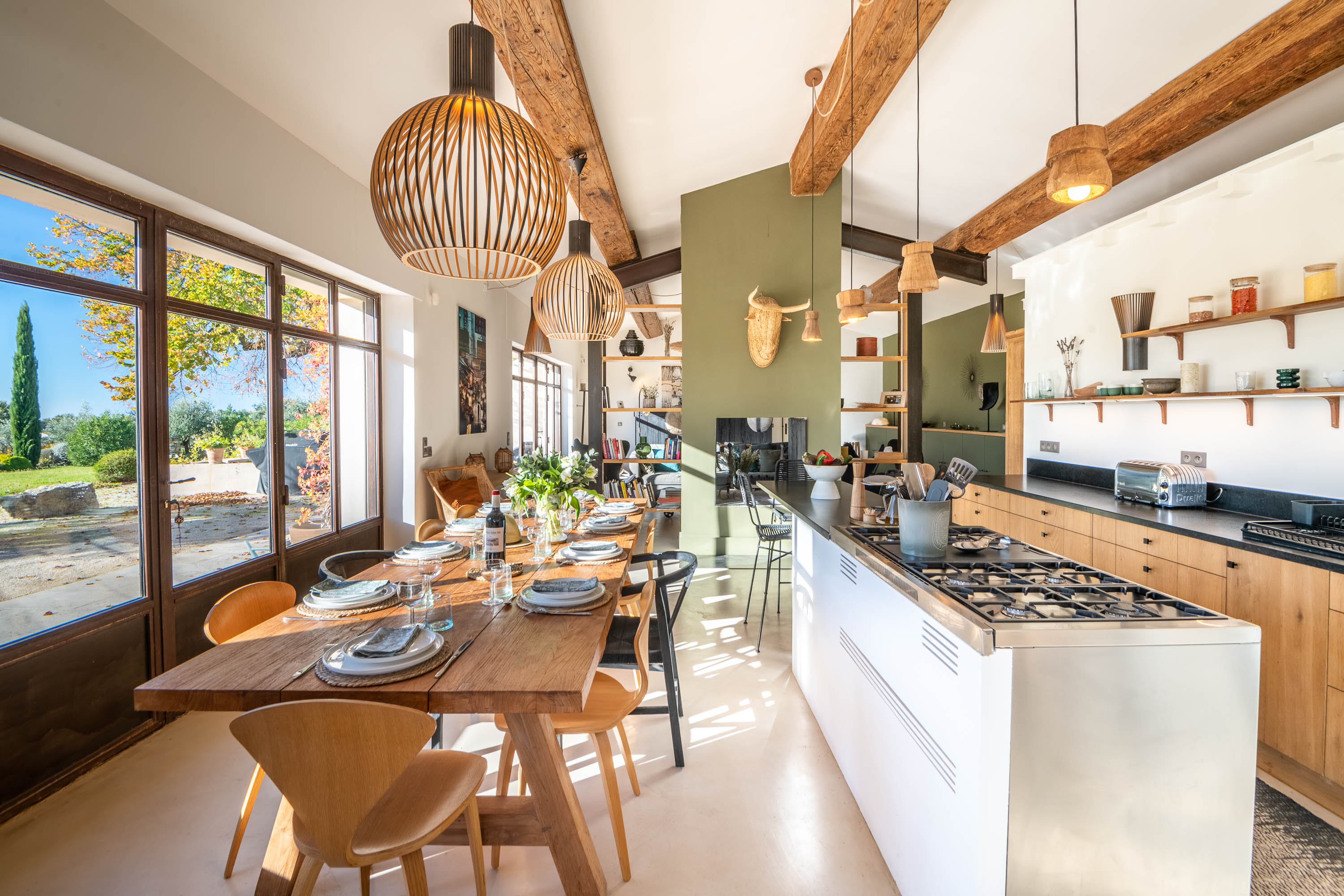 Villa Safran Caromb Vaucluse: Luxury 6-Bedroom Villa with Private Pool and Mountain Views, Vaucluse