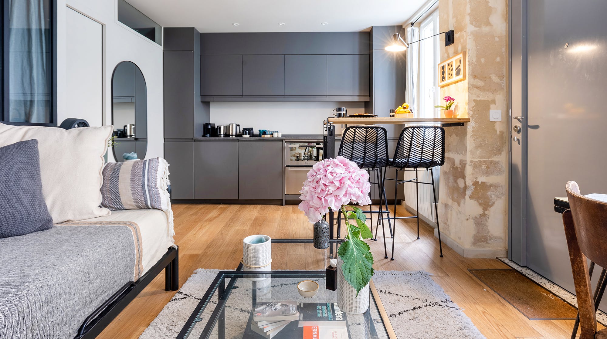 Villa Safran Charonne Paris: Luxury 1-Bedroom Apartment with Spa and Workspace in Père Lachaise Charonne Paris