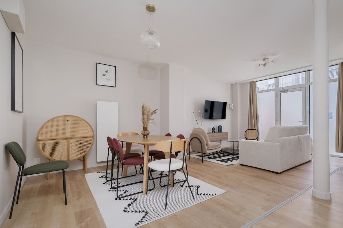 Villa Safran Clignancourt Paris: Spacious 3-Bedroom Apartment with Spa Sauna in Montmartre, Paris