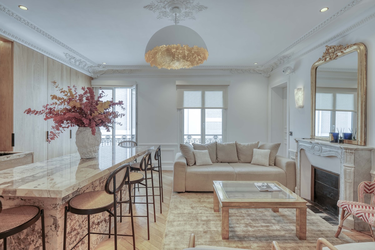 Villa Safran Étoile Paris 1454784: Luxury 2-Bedroom Apartment with Spa and Air-Con in Arc de Triomphe, Paris
