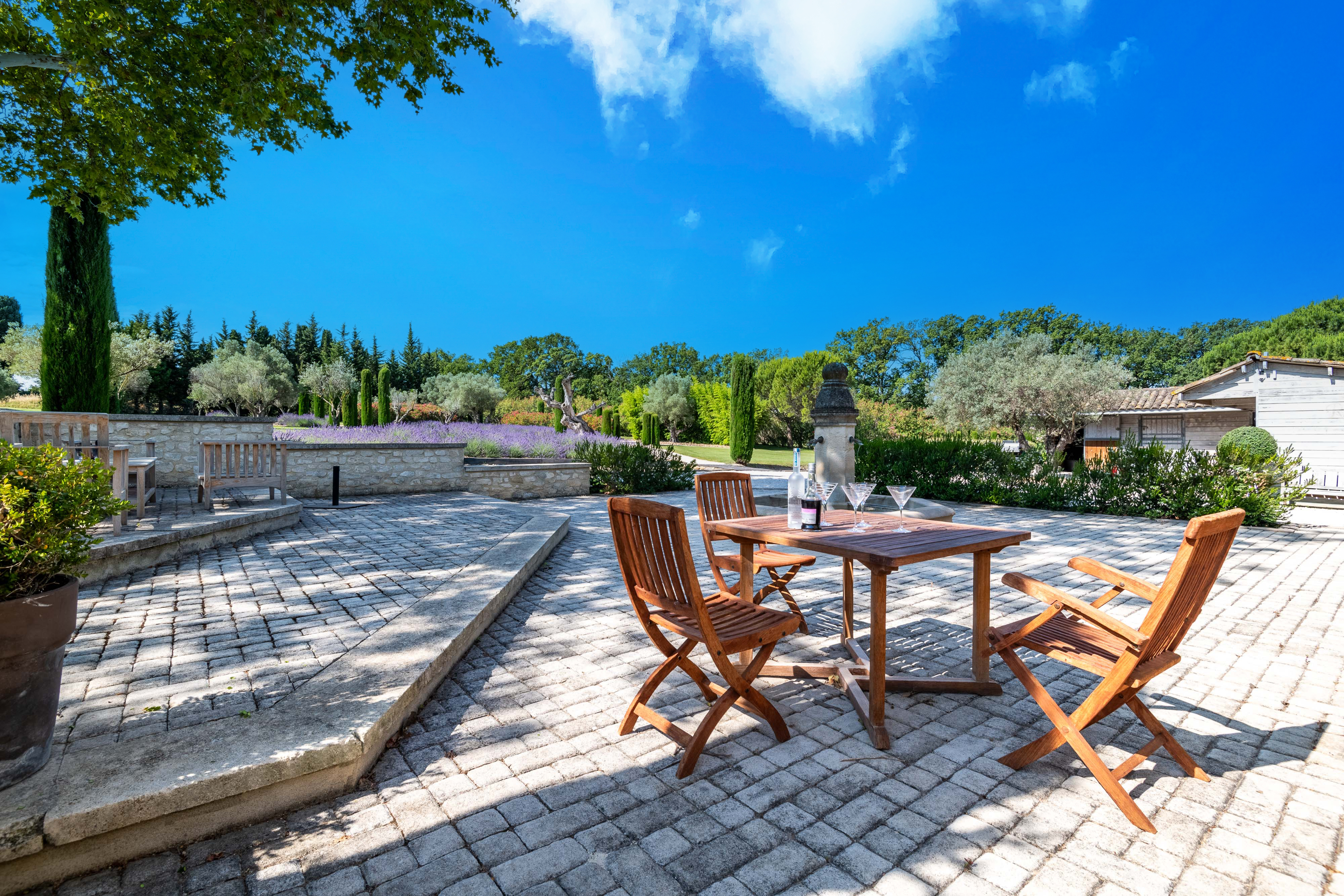 Villa Safran Eyragues Arles: Spacious 9-Bedroom Luxury Villa Rental with Pool and Spa, Arles Provence
