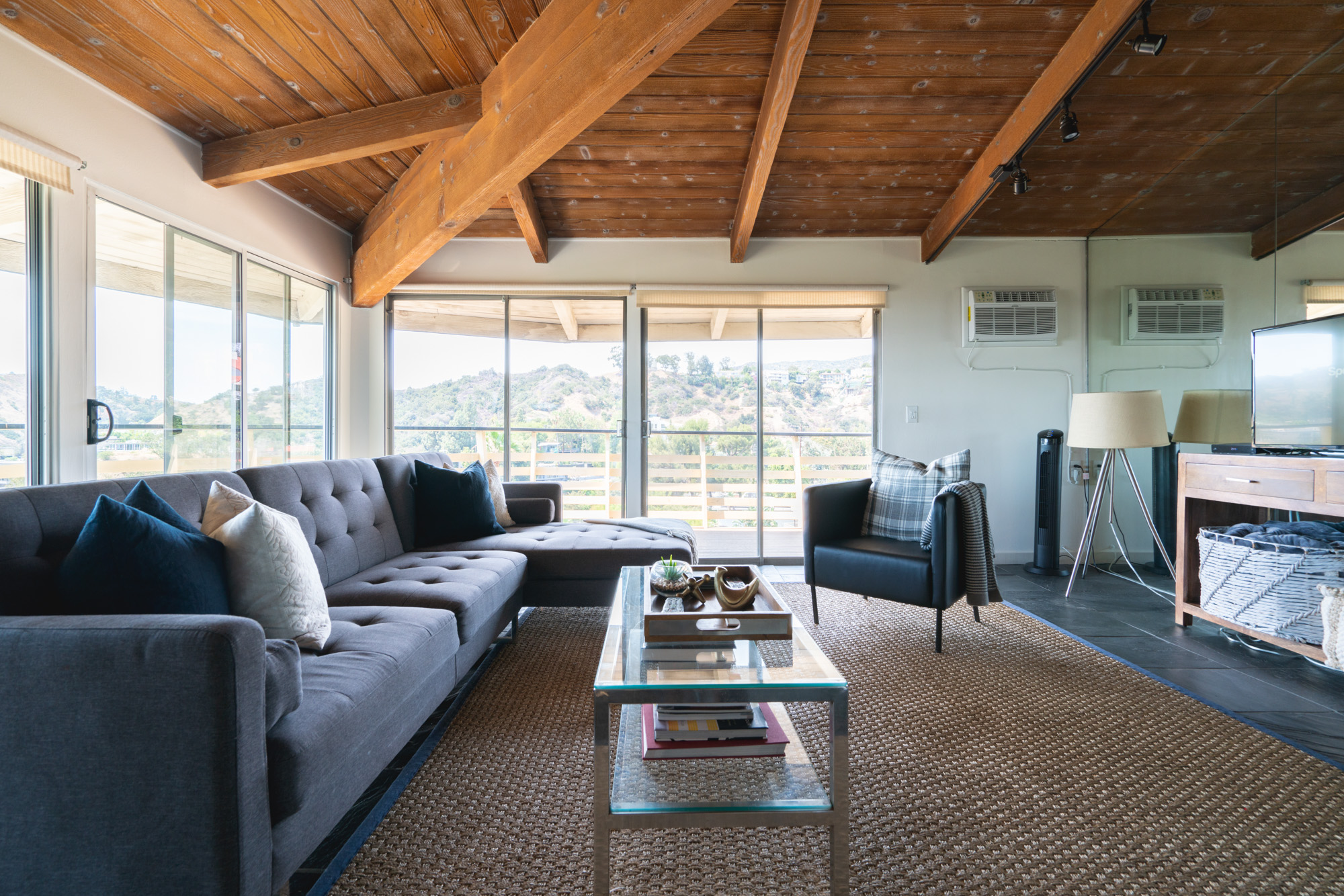 Villa Safran Franklinhill Los Angeles: Luxury 2-Bedroom Villa with Air Conditioning and Private Parking, Franklin Village