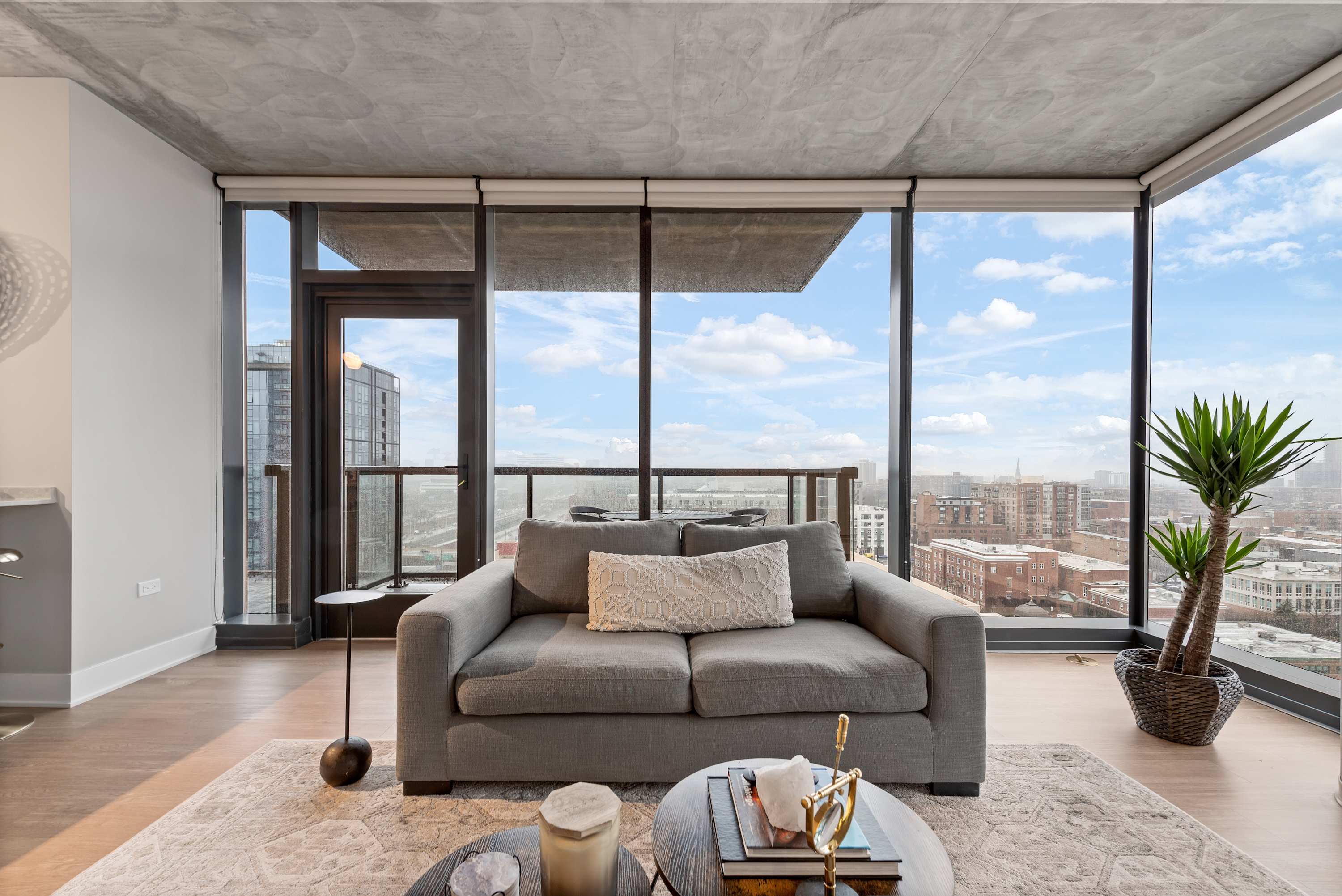 Villa Safran Fulton Chicago: Luxury 2-Bedroom Apartment with Fitness and Rooftop Terrace, Chicago