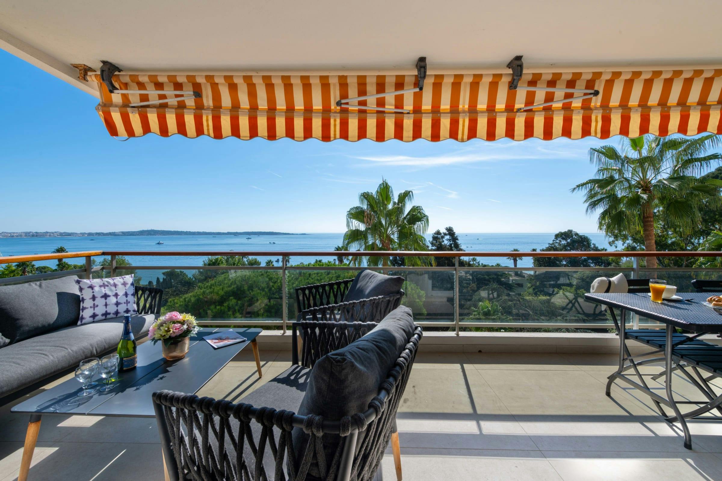 Villa Garrigue Calanque de l’Estérel Côte d’Azur: Luxury 3-Bedroom Villa with Swimming Pool and Tennis Court, Côte d’Azur